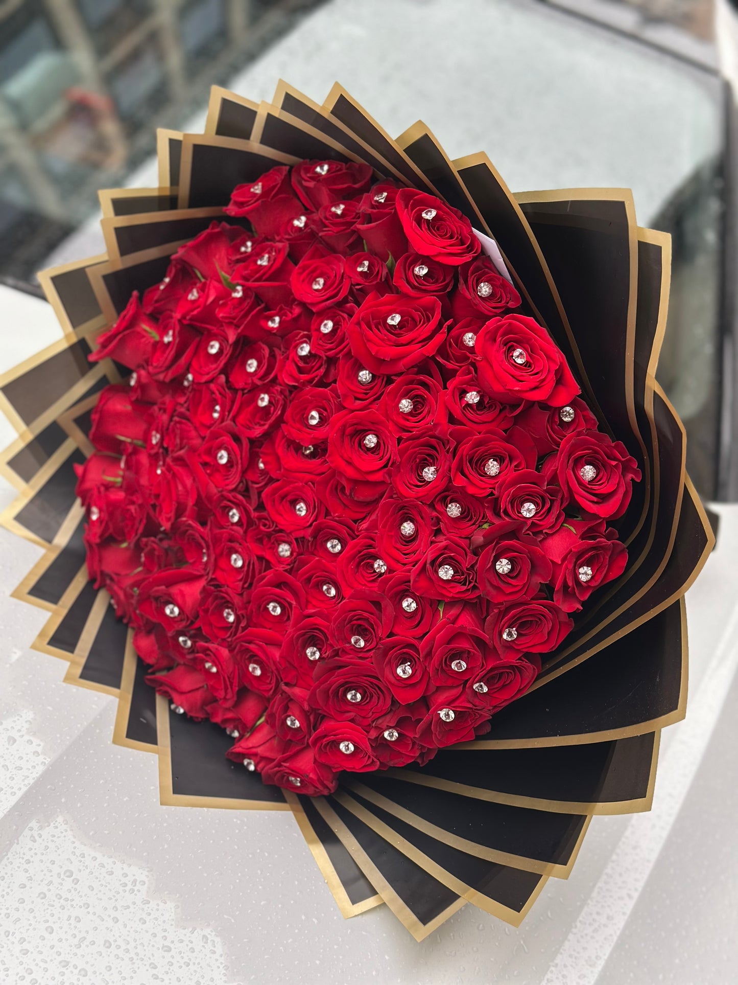 Elegante ramo de 101 rosas rojas con diamantes in Madrid , ideal para ocasiones especiales aniversario o cumpleaños a domicilio.
