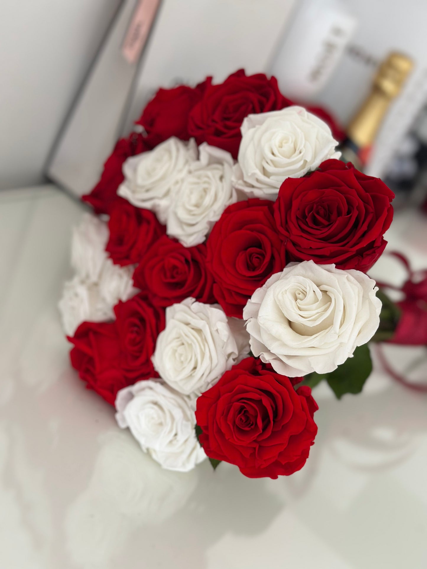 Ramo novia de rosas preservadas, el toque eterno de amor para tu día especial.