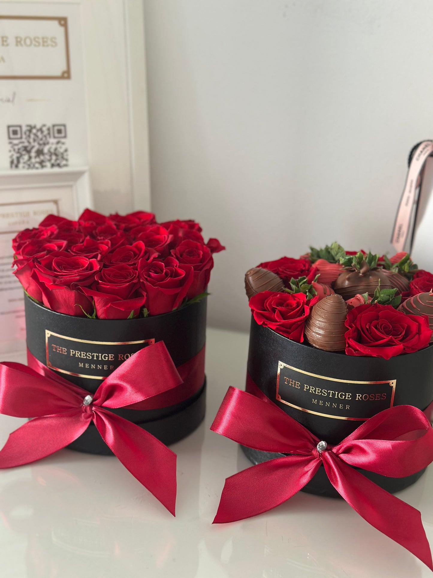 Arreglo exclusivo de rosas frescas y fresas bañadas en chocolate en caja elegante