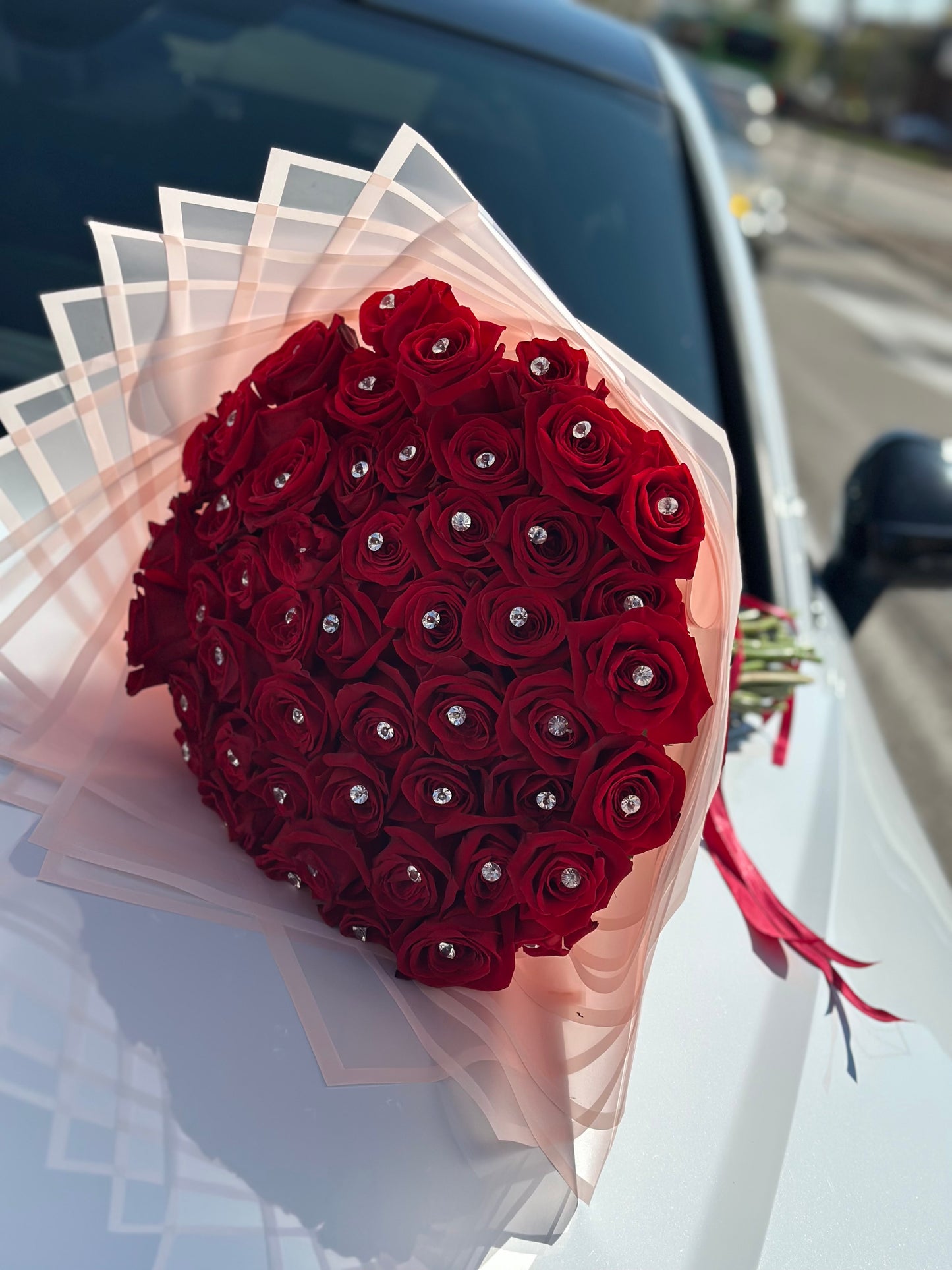 Un Toque de Glamour: Ramo de Rosas Frescas con Diamantes Brillantes Swarovsky