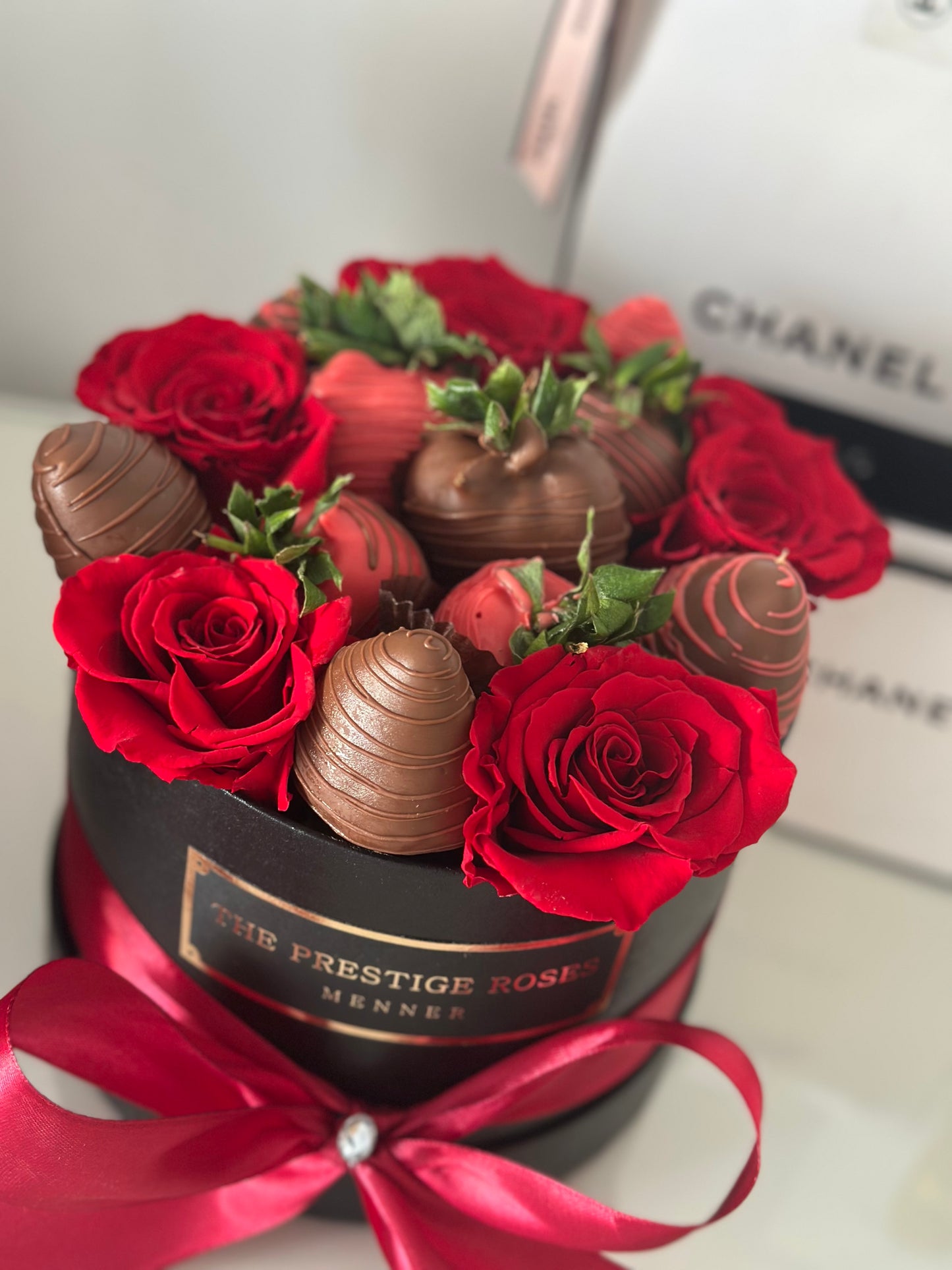 Regalo exclusivo en Madrid: caja de rosas frescas y fresas bañadas en chocolate