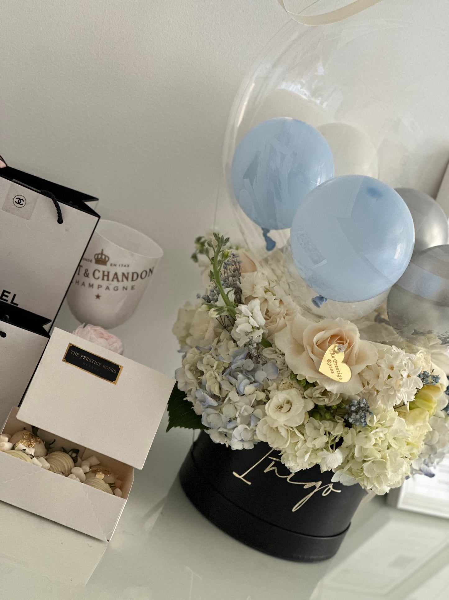 Deluxe Welcome Baby Box · Flores & Globos Personalizados