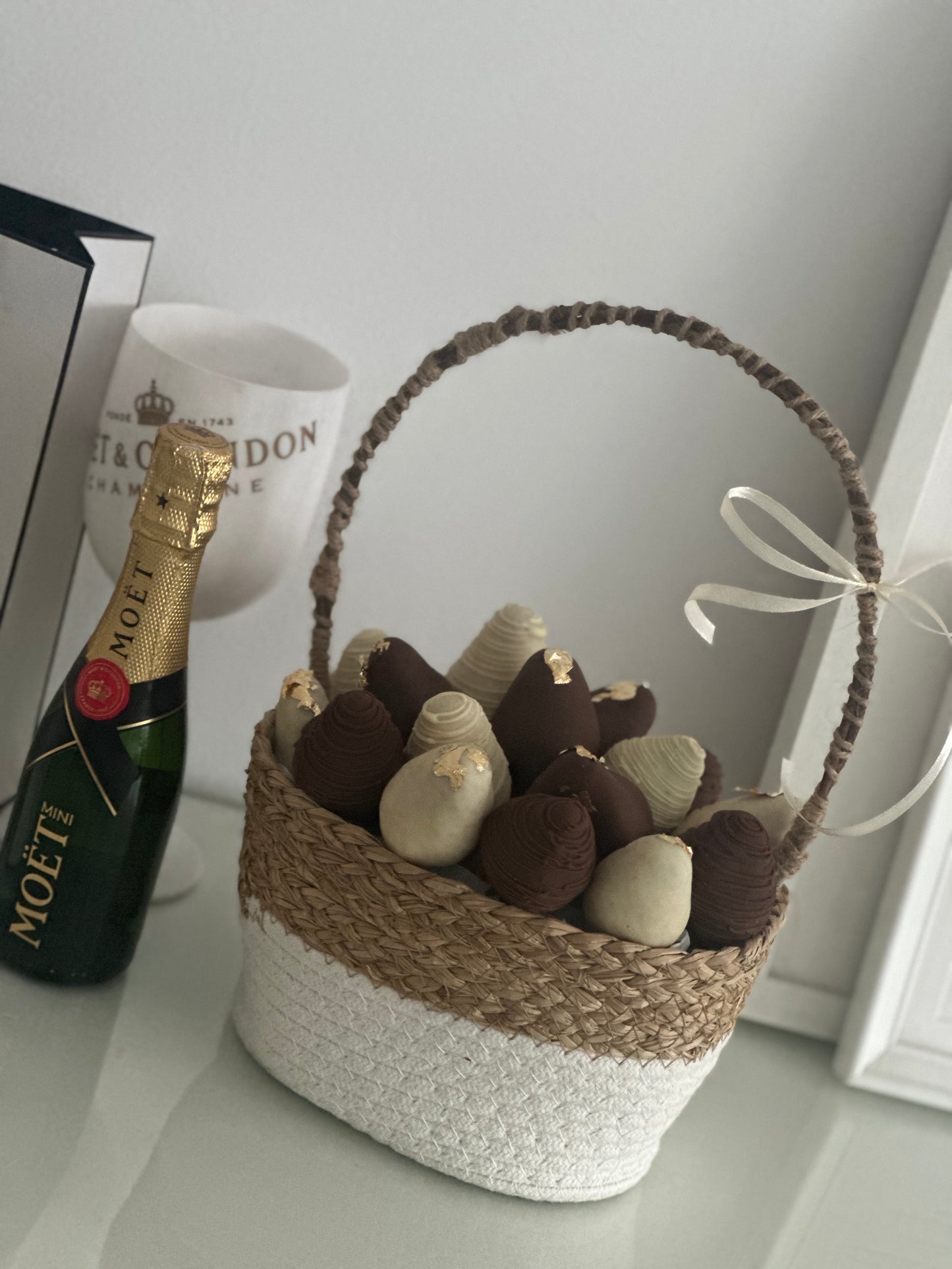 Cesta de fresas bañadas en chocolate The Prestige Roses