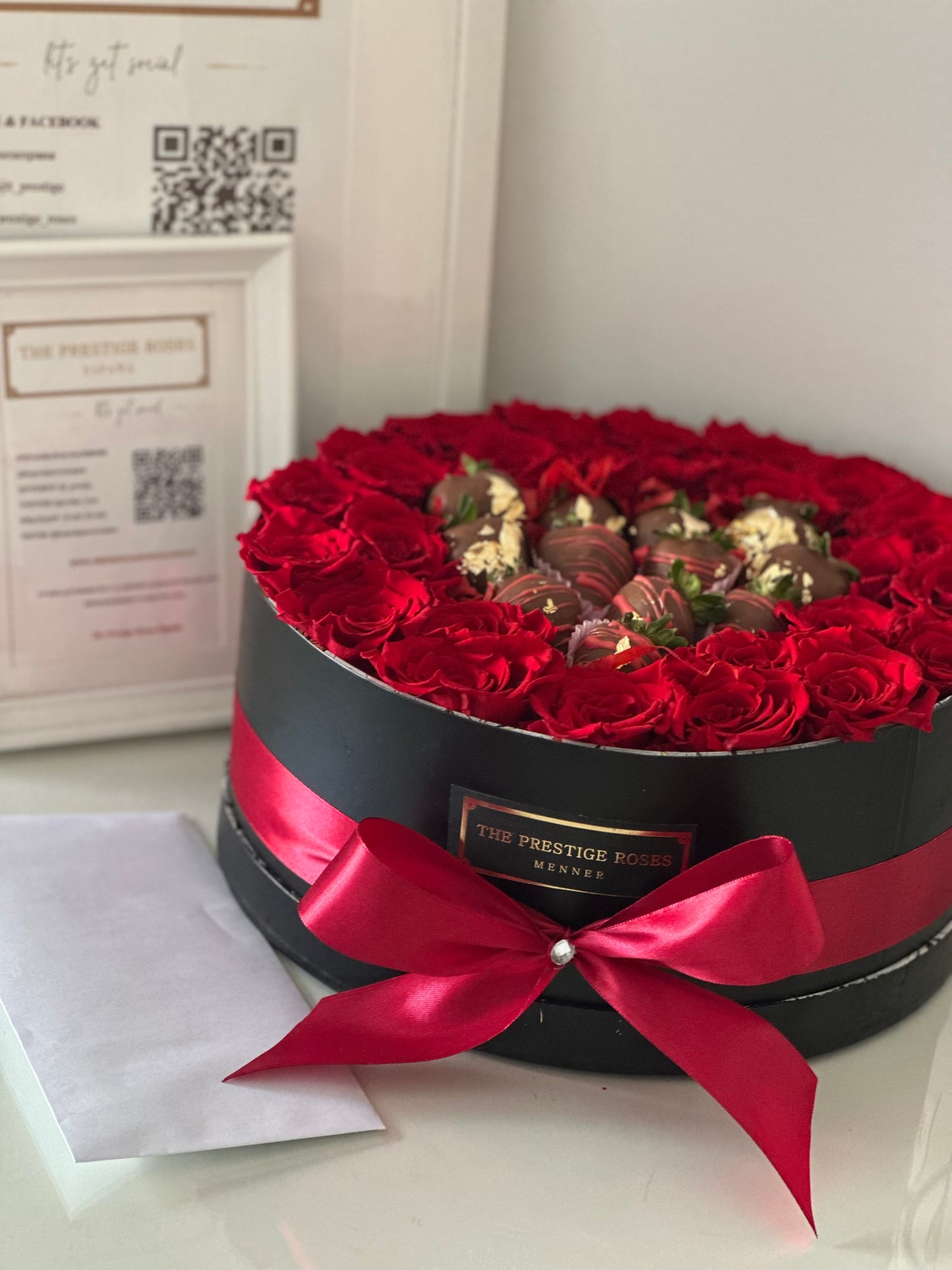 Caja de Rosas y Fresas de Chocolate para Momentos Especiales