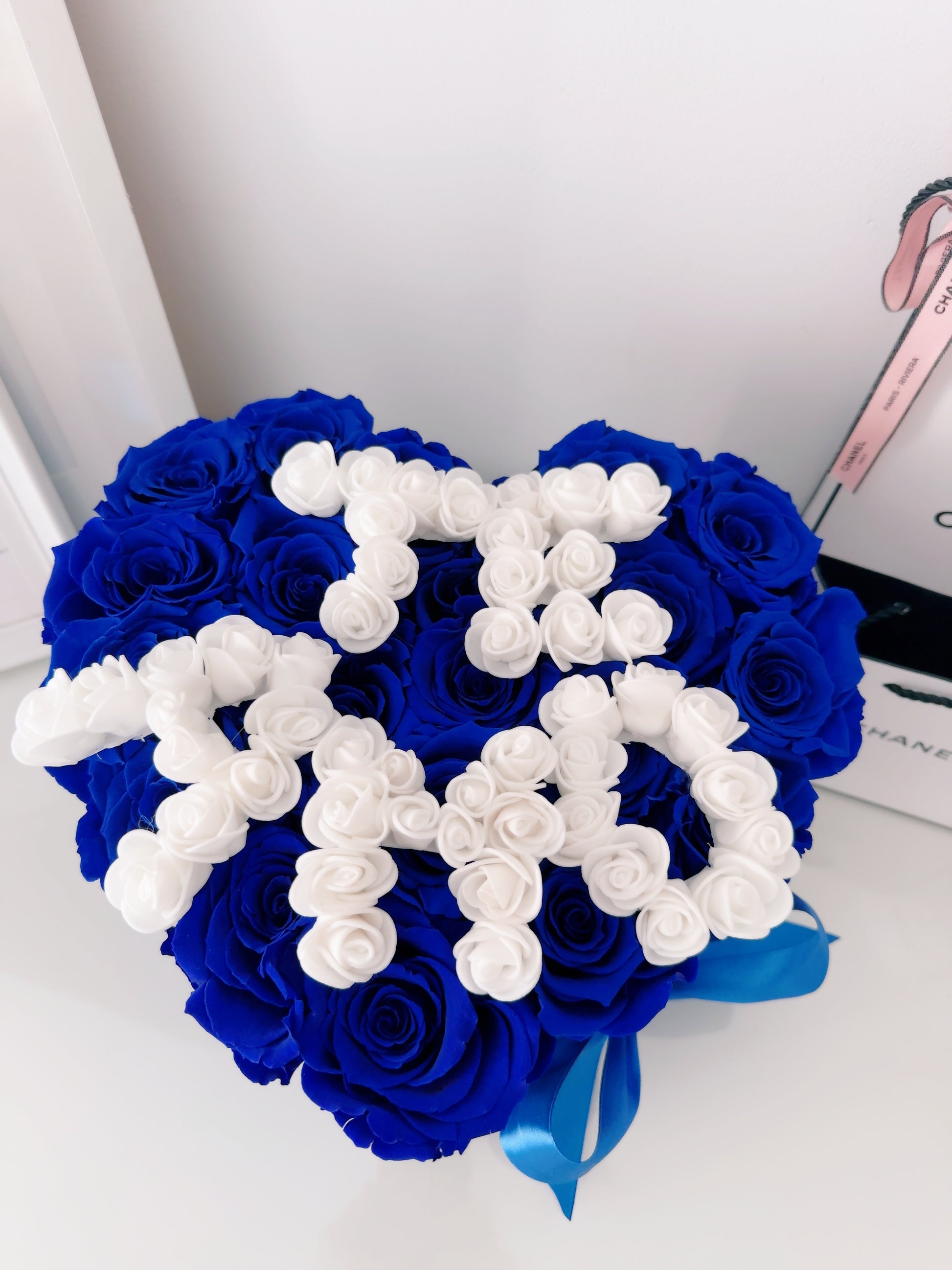 Caja de lujo con rosas eternas azules personalizadas con el mensaje “Te Amo”, perfecta para aniversarios.