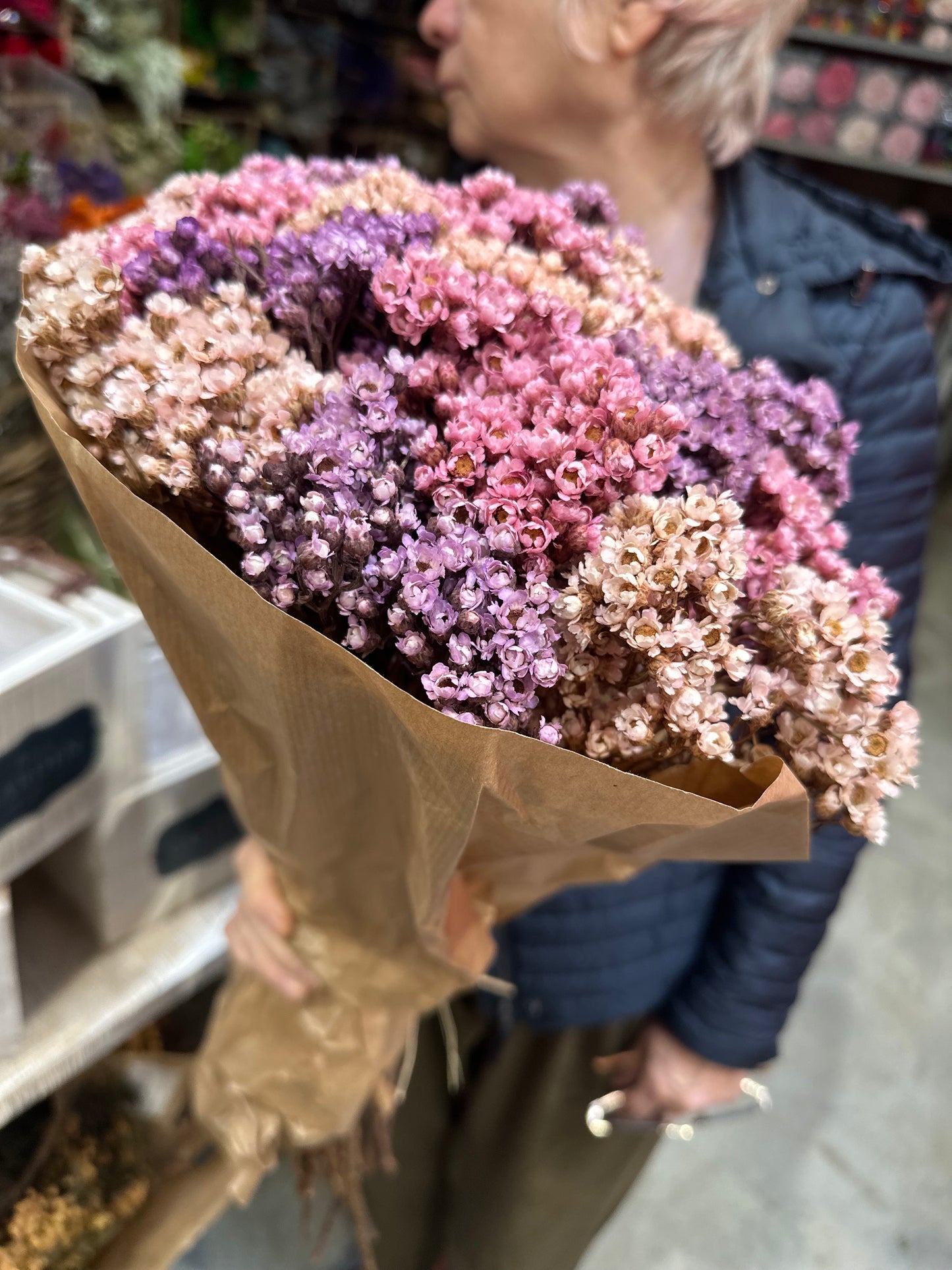 Bouquet de statice multicolor natural preservado, en colores suaves y delicados, perfecto para ambientes románticos y elegantes.