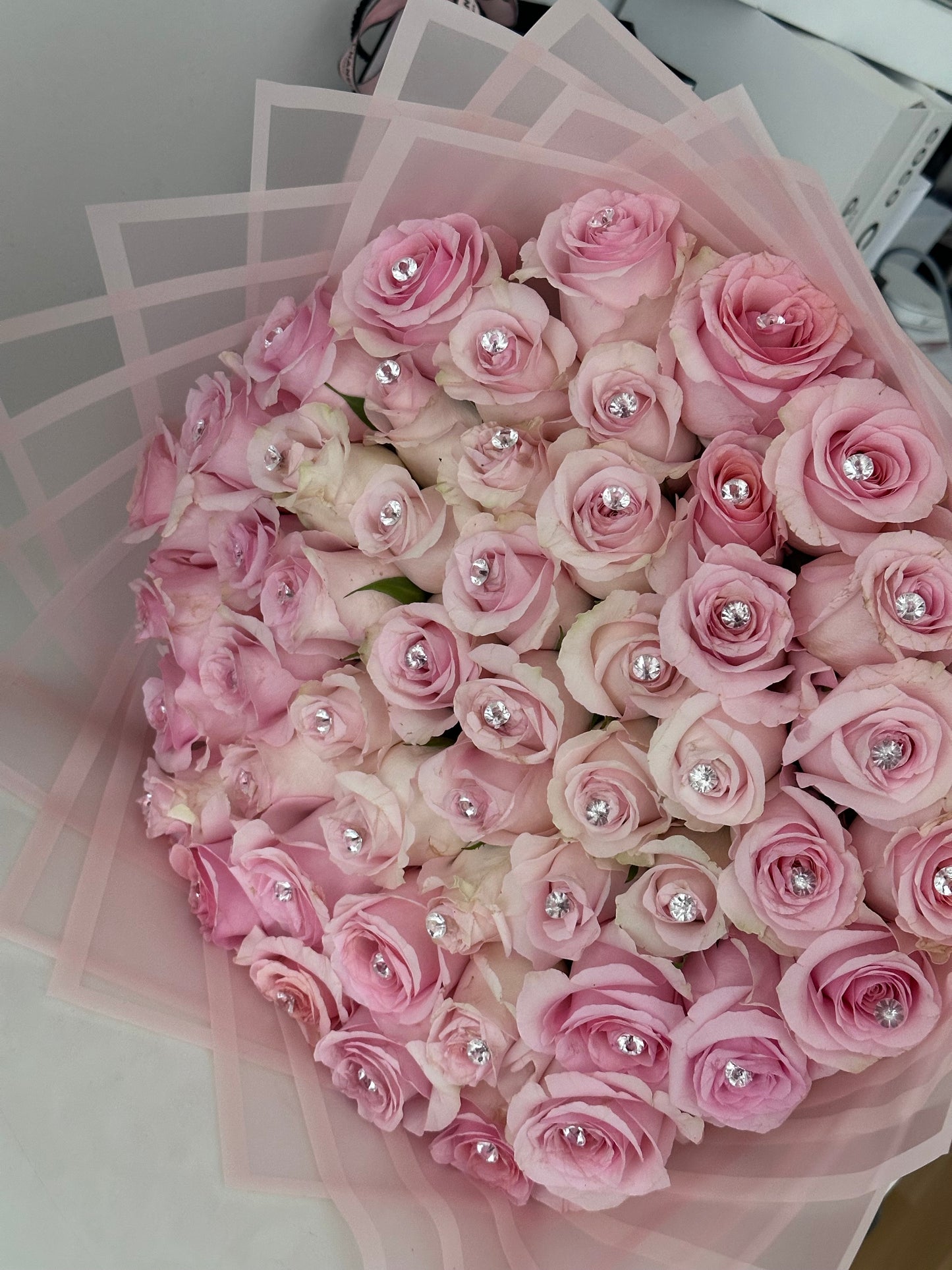 Un Toque de Glamour: Ramo de Rosas Frescas con Diamantes Brillantes Swarovsky