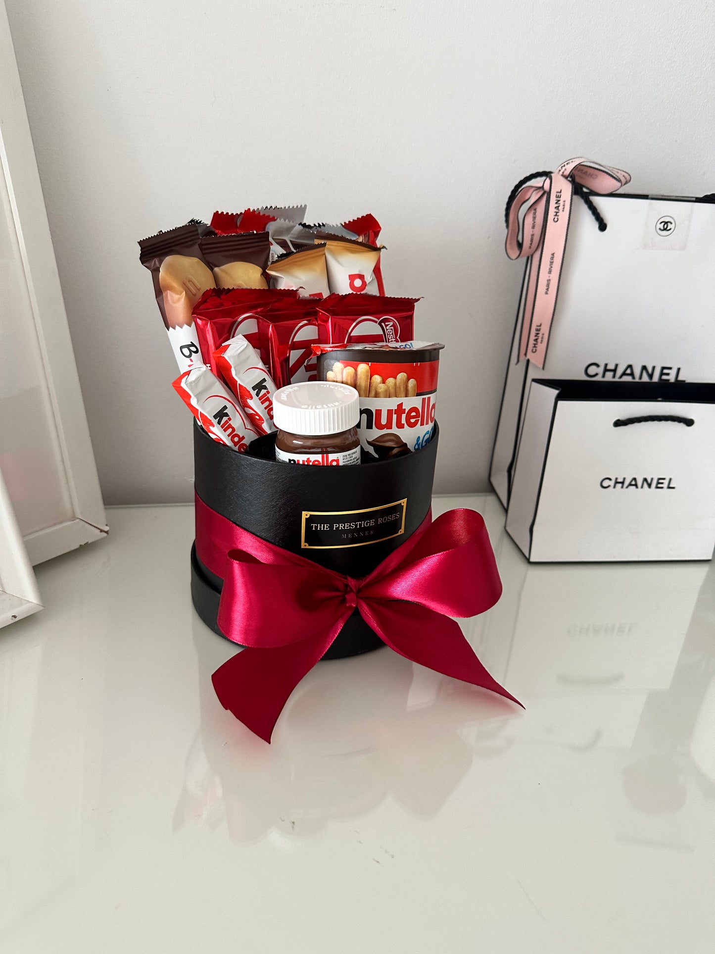 Detalle floral con chocolates surtidos, perfecto para sorprender en Madrid.