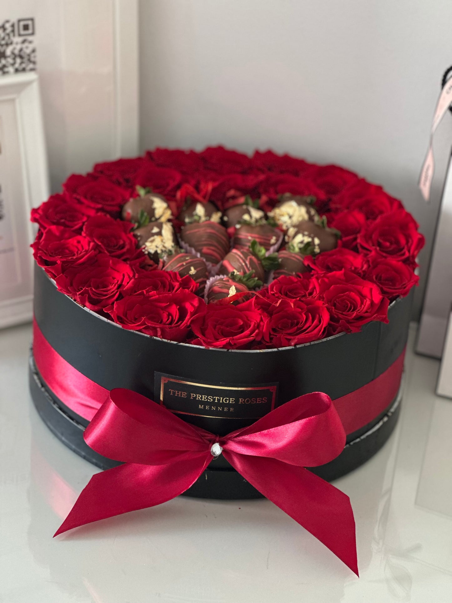 Caja de Rosas y Fresas de Chocolate para Momentos Especiales