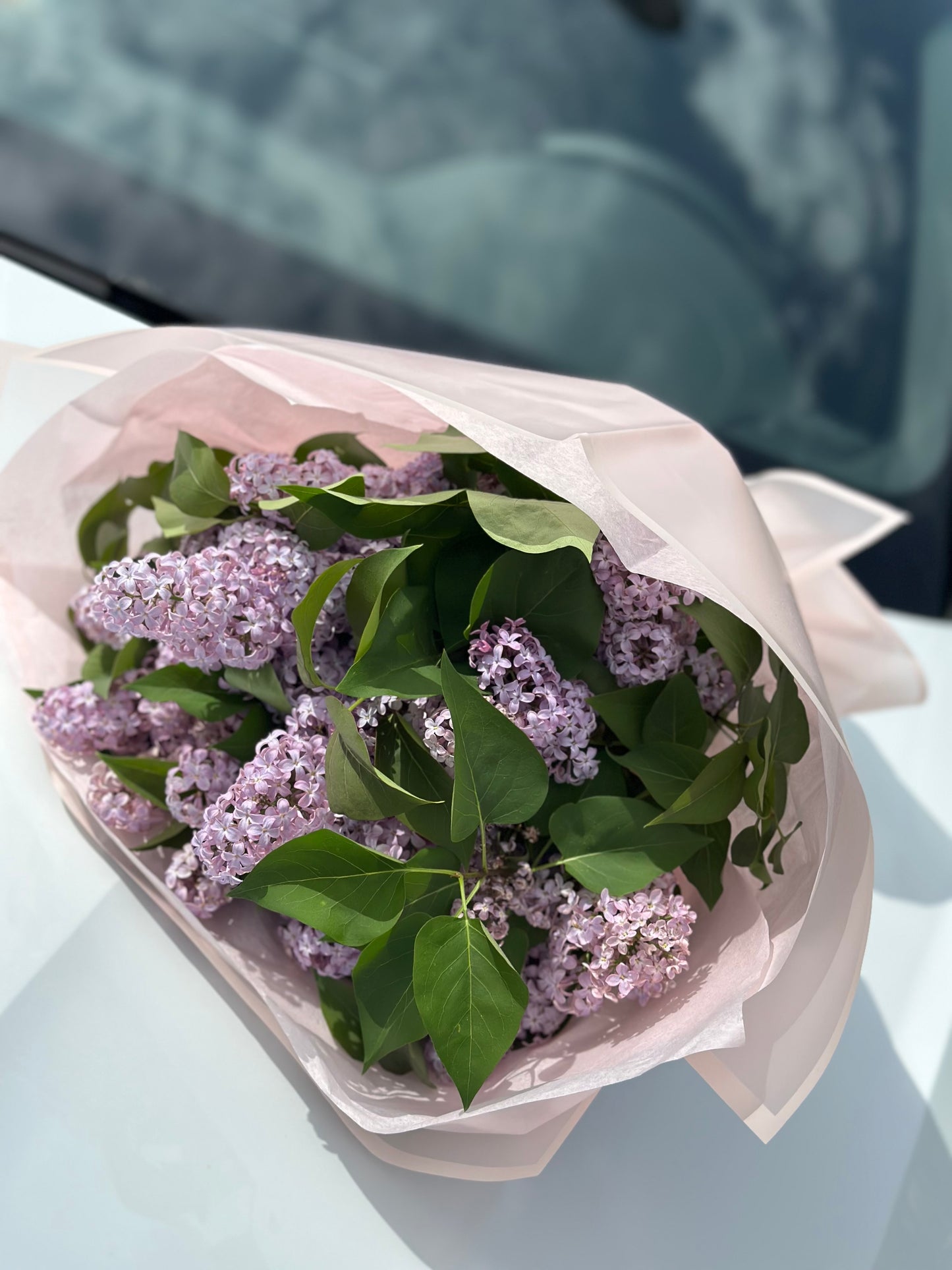 Ramo de lilas frescas envueltas en papel rosa claro - flores elegantes The Prestige Roses Madrid