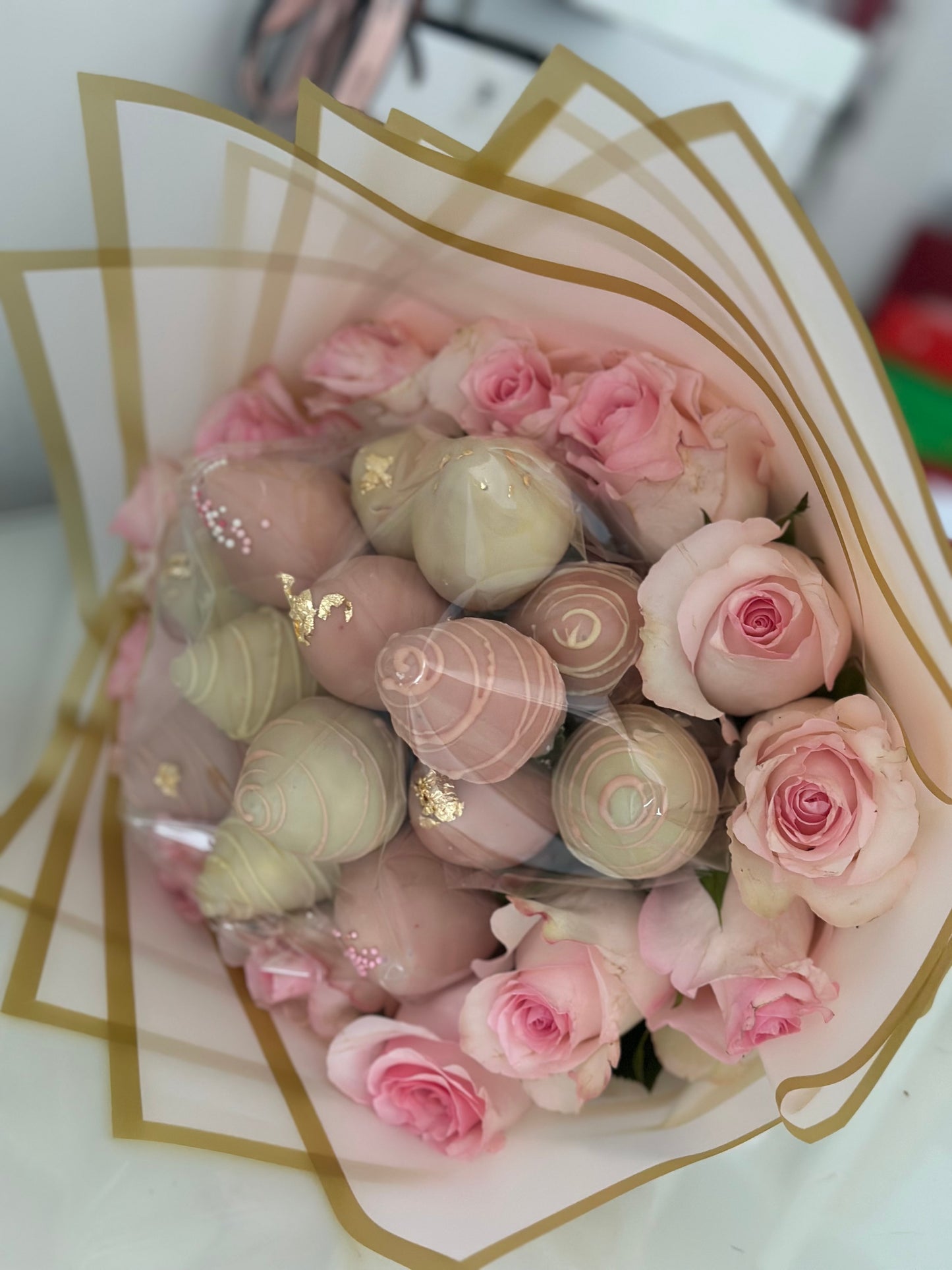Ramo de Fresas bañadas en chocolate y rosas