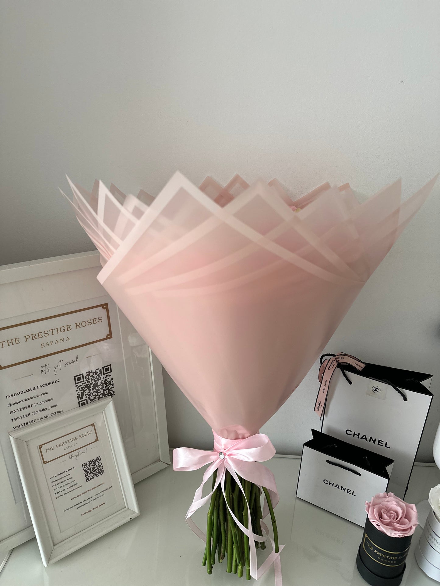 Un Toque de Glamour: Ramo de Rosas Frescas con Diamantes Brillantes Swarovsky