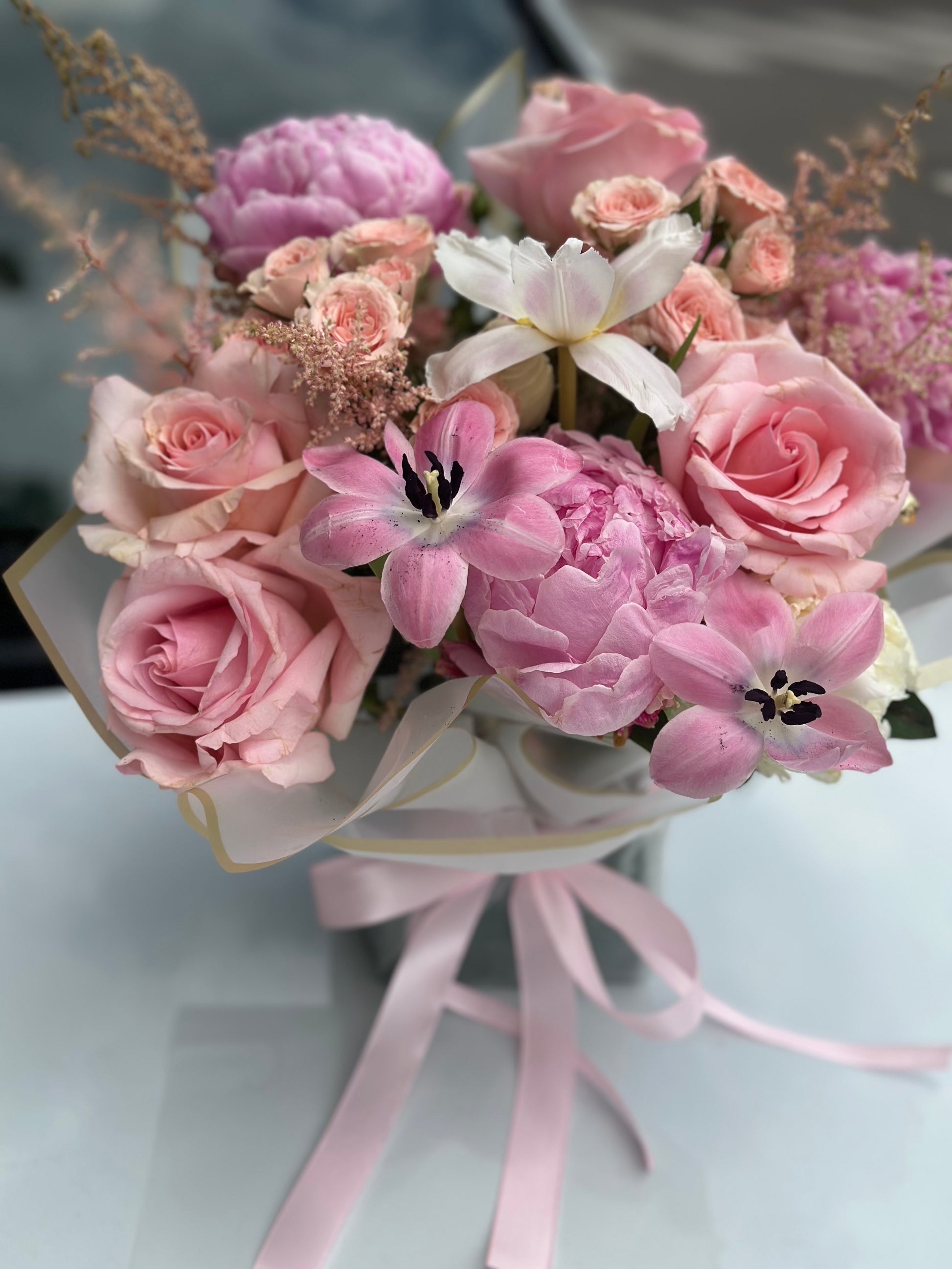 Ramo de temporada con flores delicadas y fresas artesanales