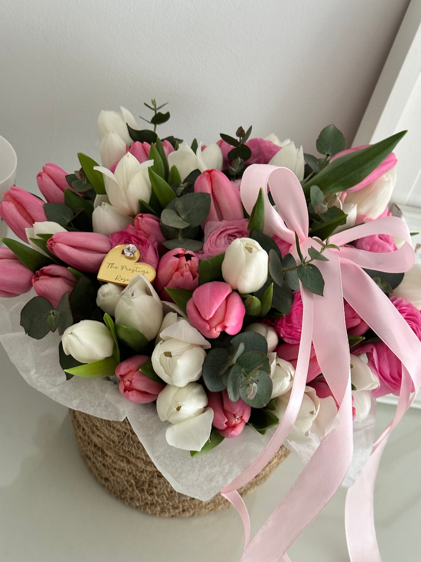 Cesta Elegante de Ranúnculos y Tulipanes – Belleza y Sofisticación Natural in Madrid