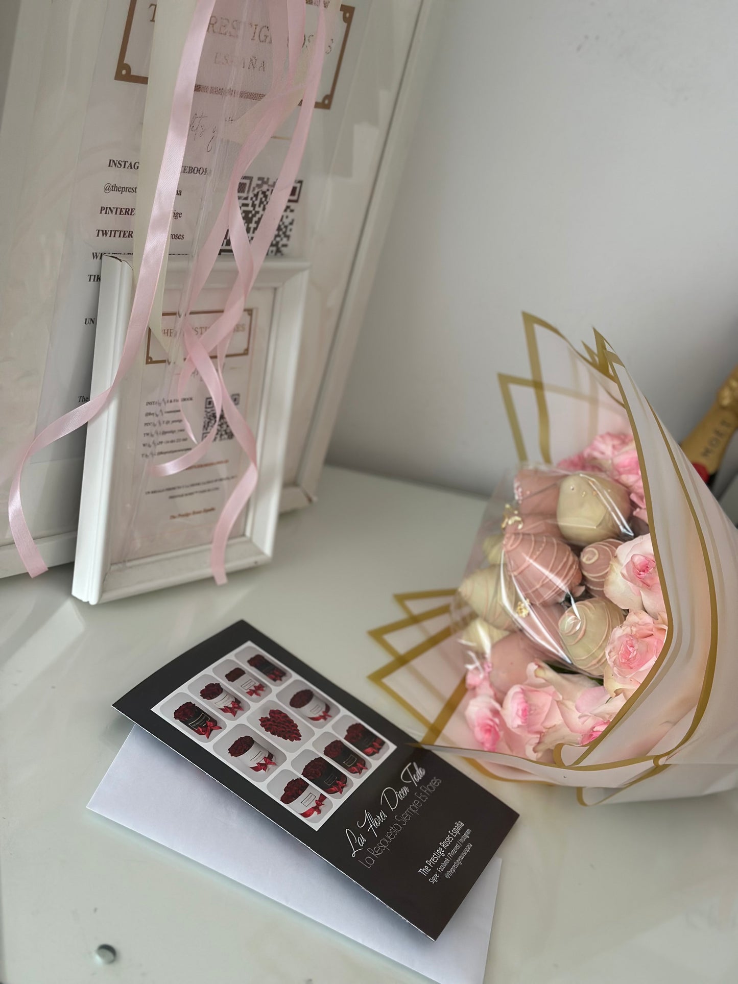 Ramo de Fresas bañadas en chocolate y rosas