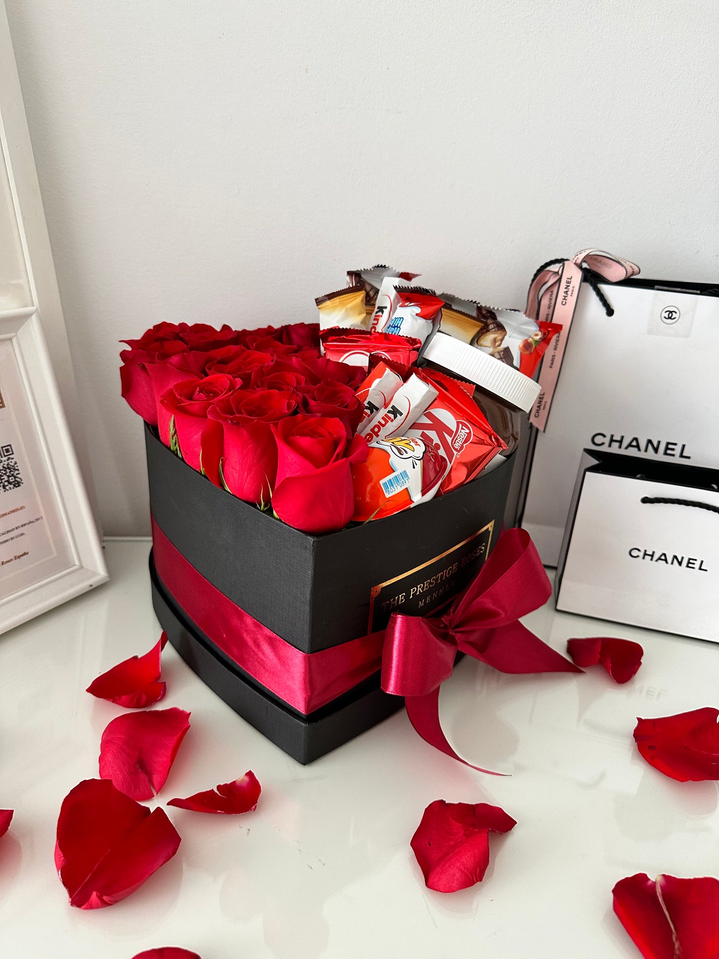 Regalo romántico: caja negra corazón con rosas rojas y surtido de chocolates Nutella y Kinder.