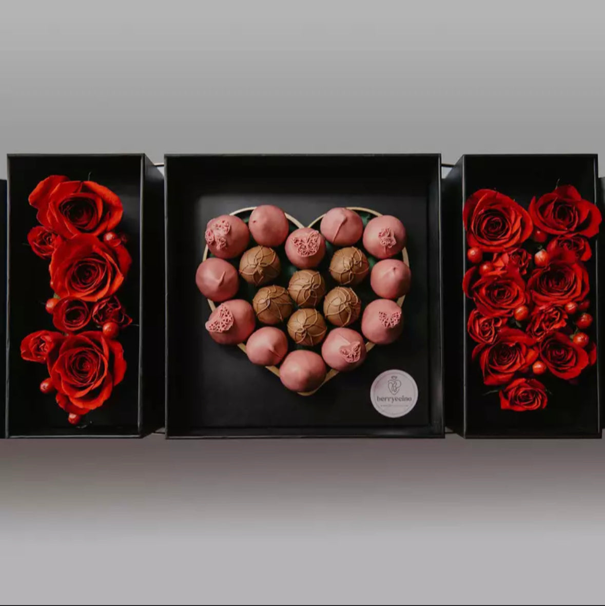 Caja I LOVE YOU con fresas bañadas en chocolate y flores frescas