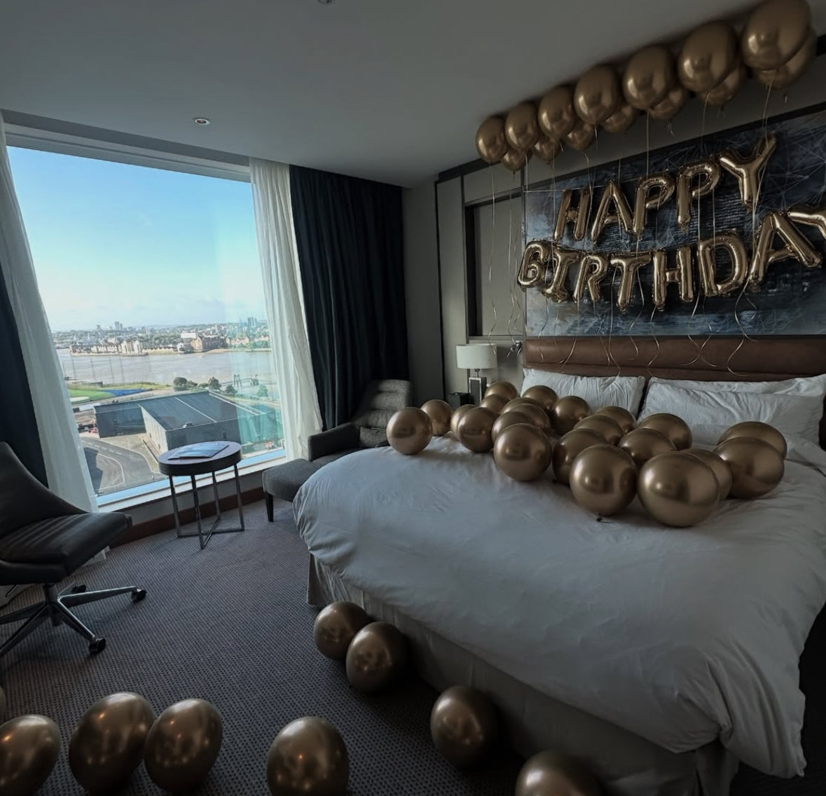 Decoración Romántica y de Cumpleaños en Hoteles – Sorpresas VIP con Globos y Pétalos | The Prestige Roses
