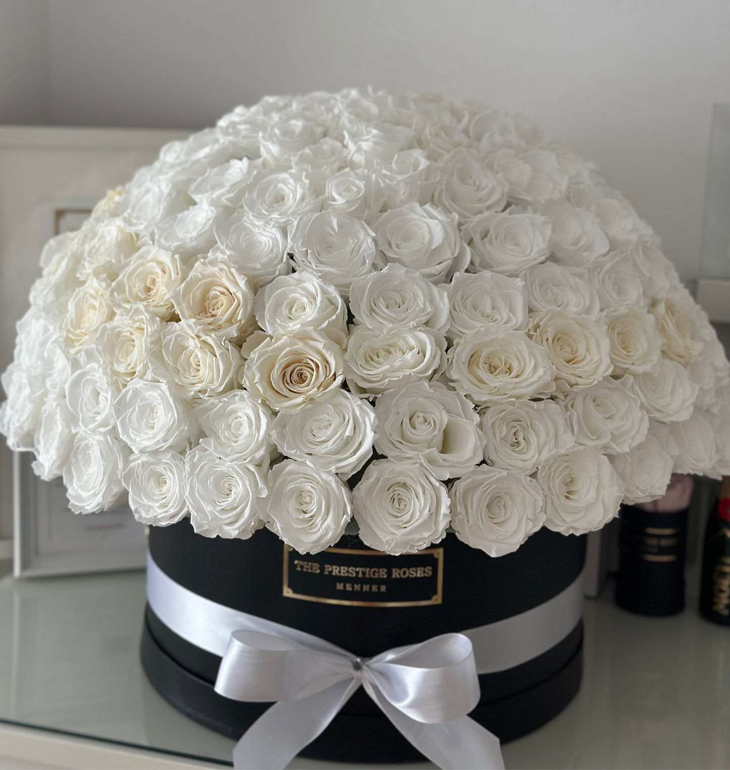 Detalle de rosas preservadas blancas en caja DOME de lujo