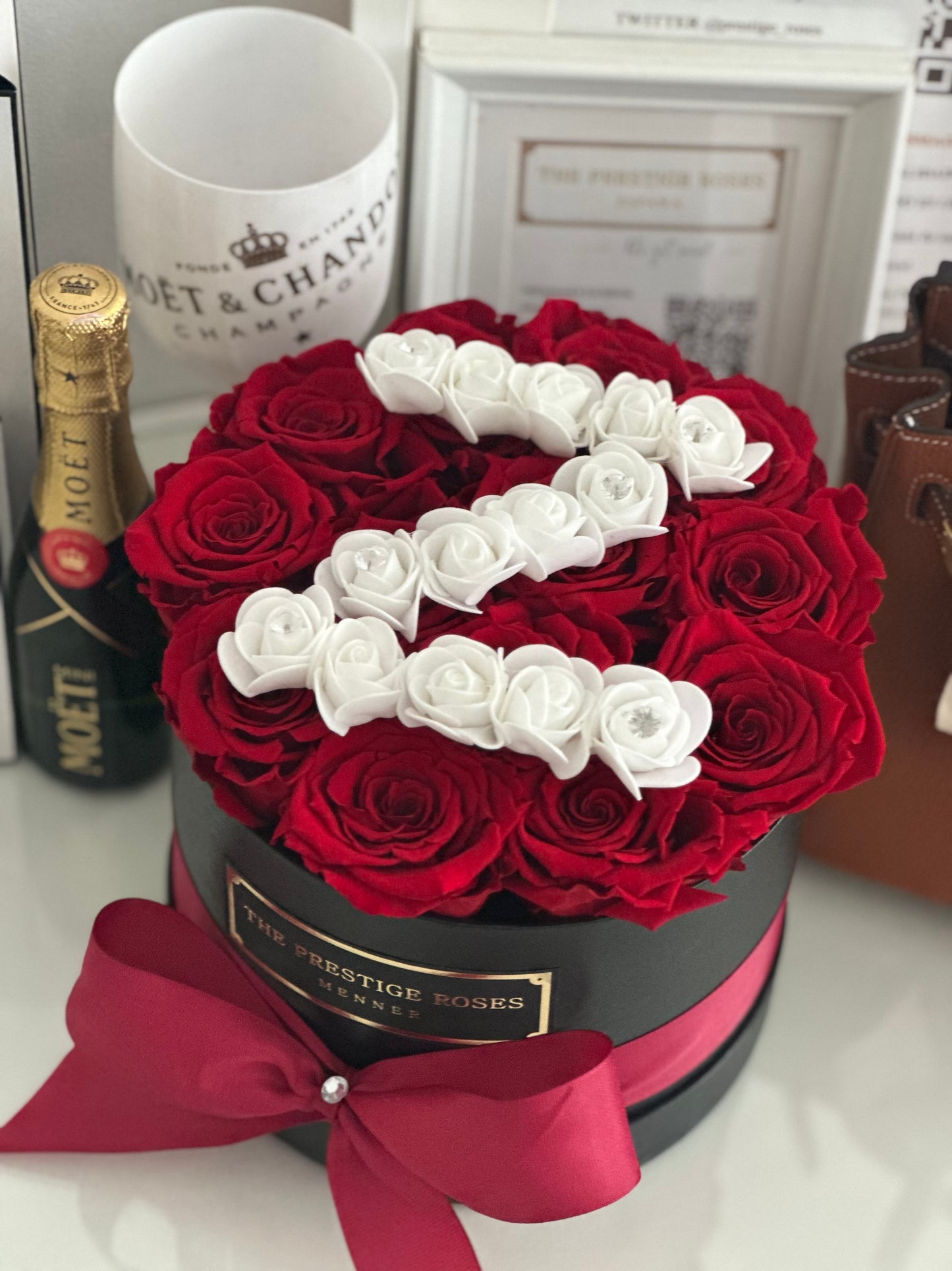 Caja Personalizada con Rosas Frescas y Letra - Elegancia y Exclusividad