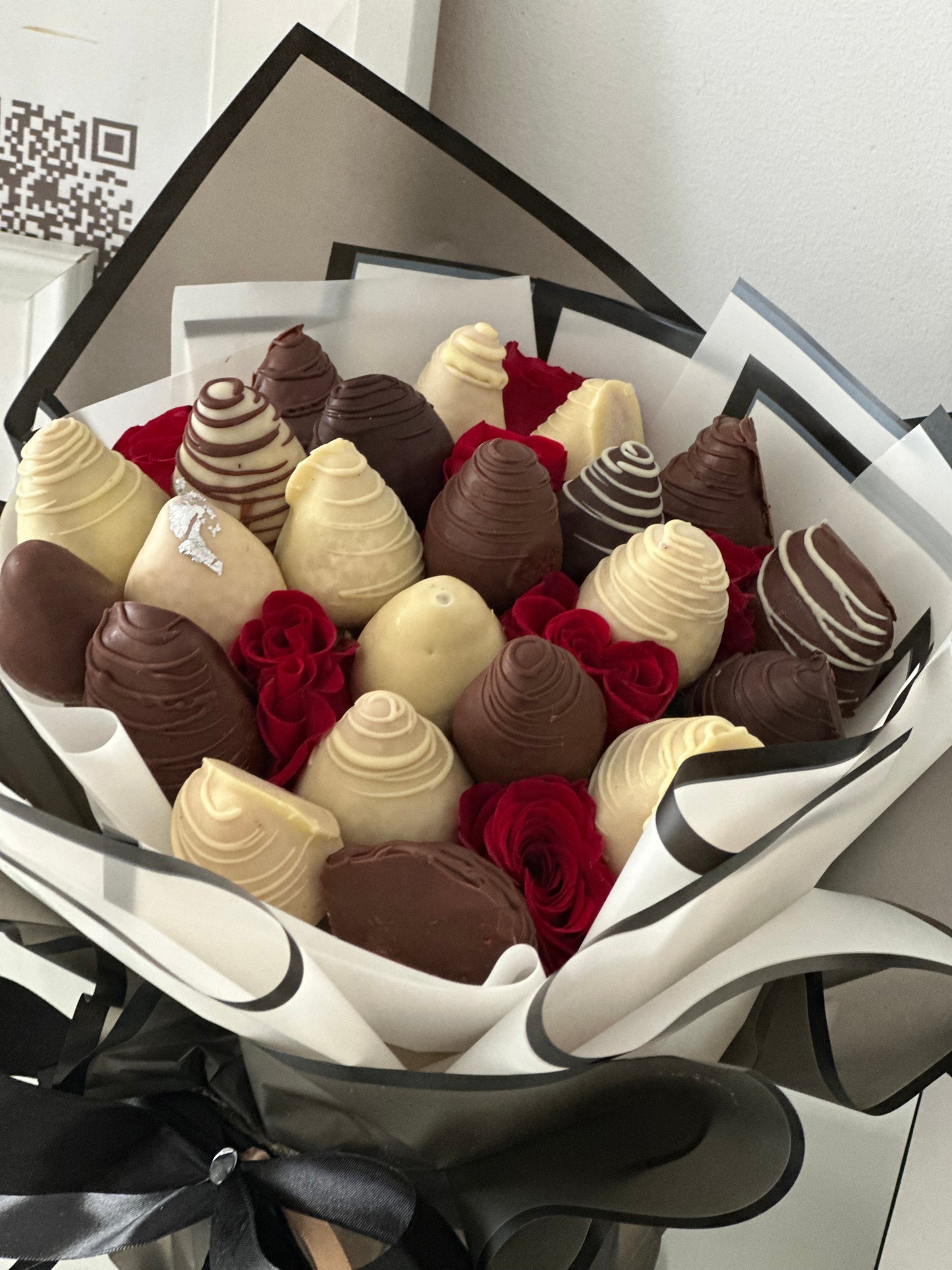 Ramo de fresas bañadas en chocolate y flores frescas