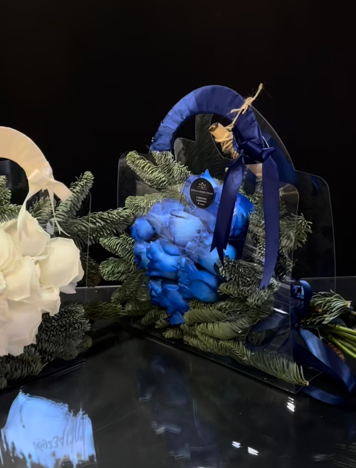 Ramo Navideña de Rosas Frescas y abeto con adorno en Bolsa transparente