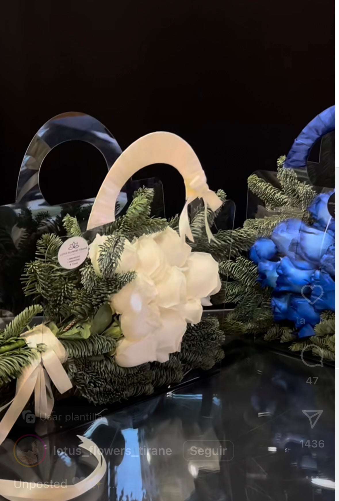 Ramo Navideña de Rosas Frescas y abeto con adorno en Bolsa transparente