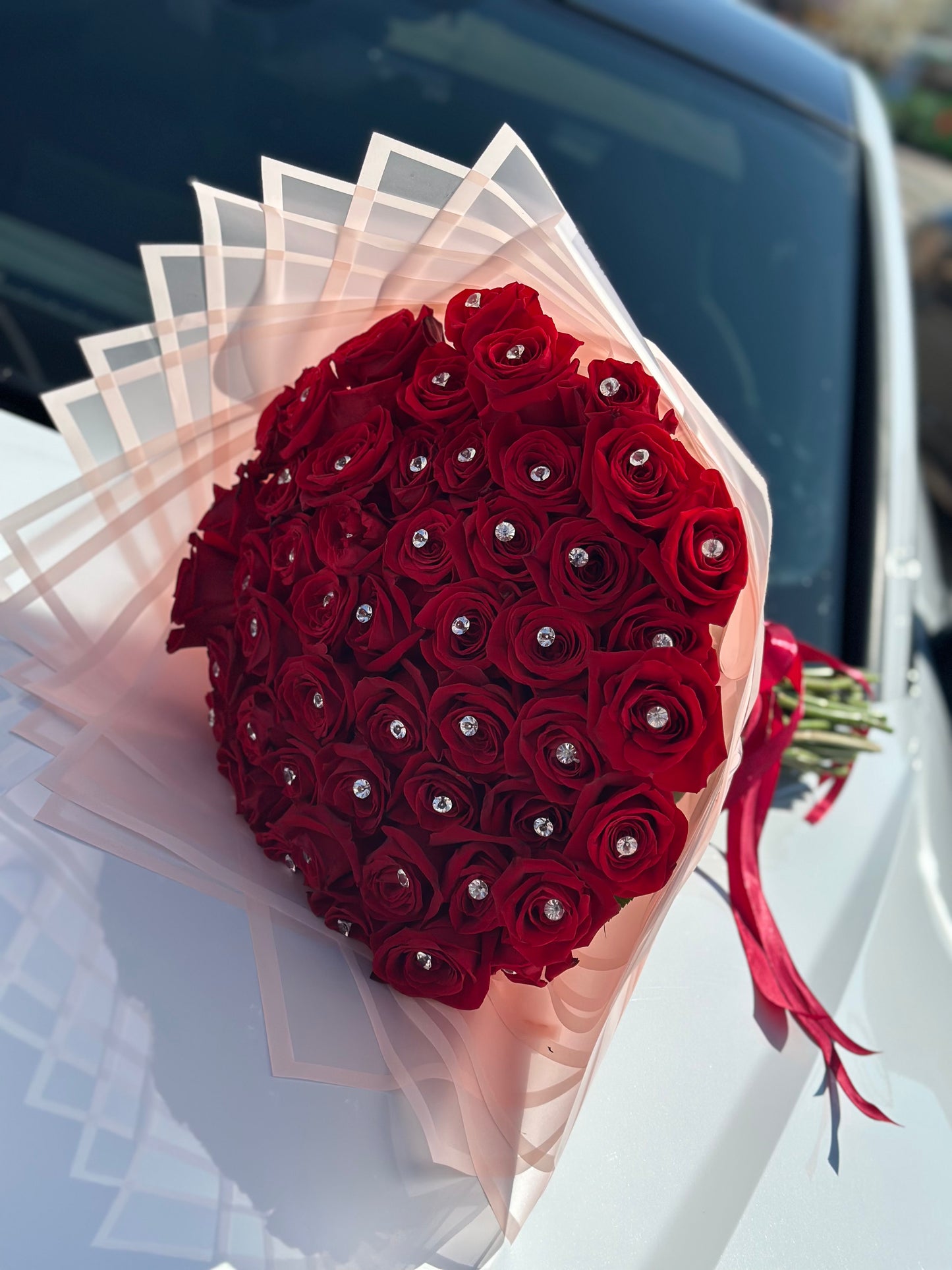 Un Toque de Glamour: Ramo de Rosas Frescas con Diamantes Brillantes Swarovsky