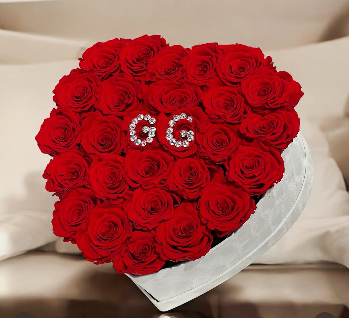 Caja de Rosas Eternas con Iniciales de Diamantes – Lujo Personalizado