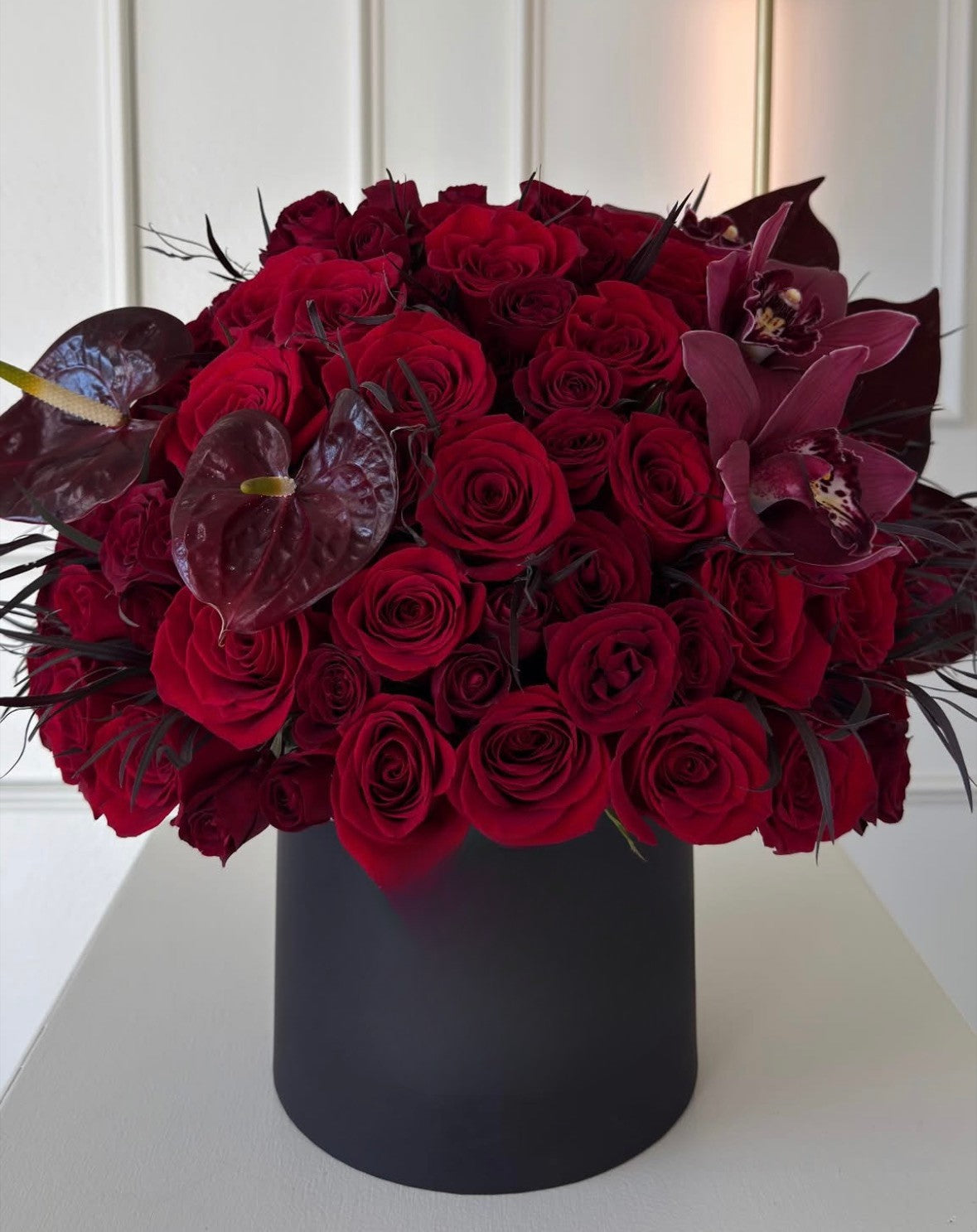 Caja Dome Floral con Rosas Frescas, Orquídeas y Cala