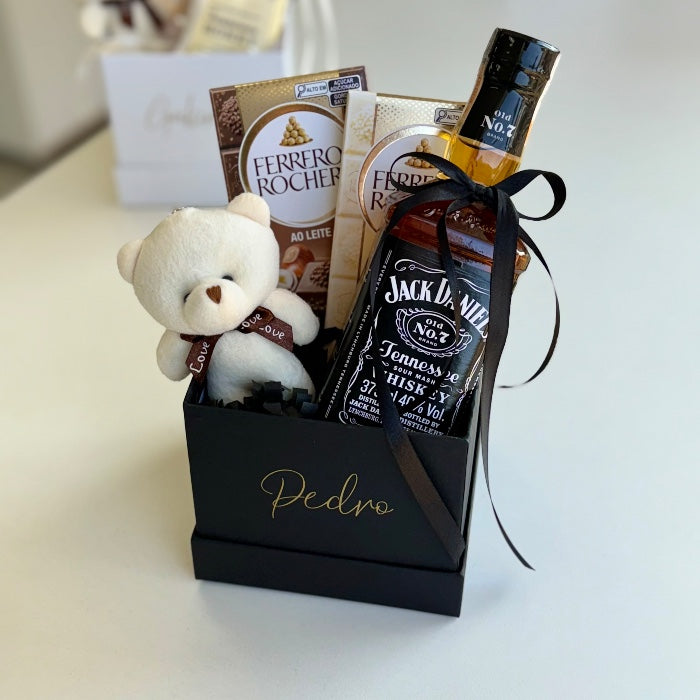 Caja negra con osito, Jack Daniel’s y chocolates Ferrero, decorada con lazo negro y nombre personalizado