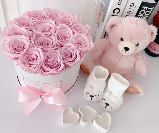 Set de nacimiento con caja de rosas eternas rosa, globo personalizado y osito de peluche