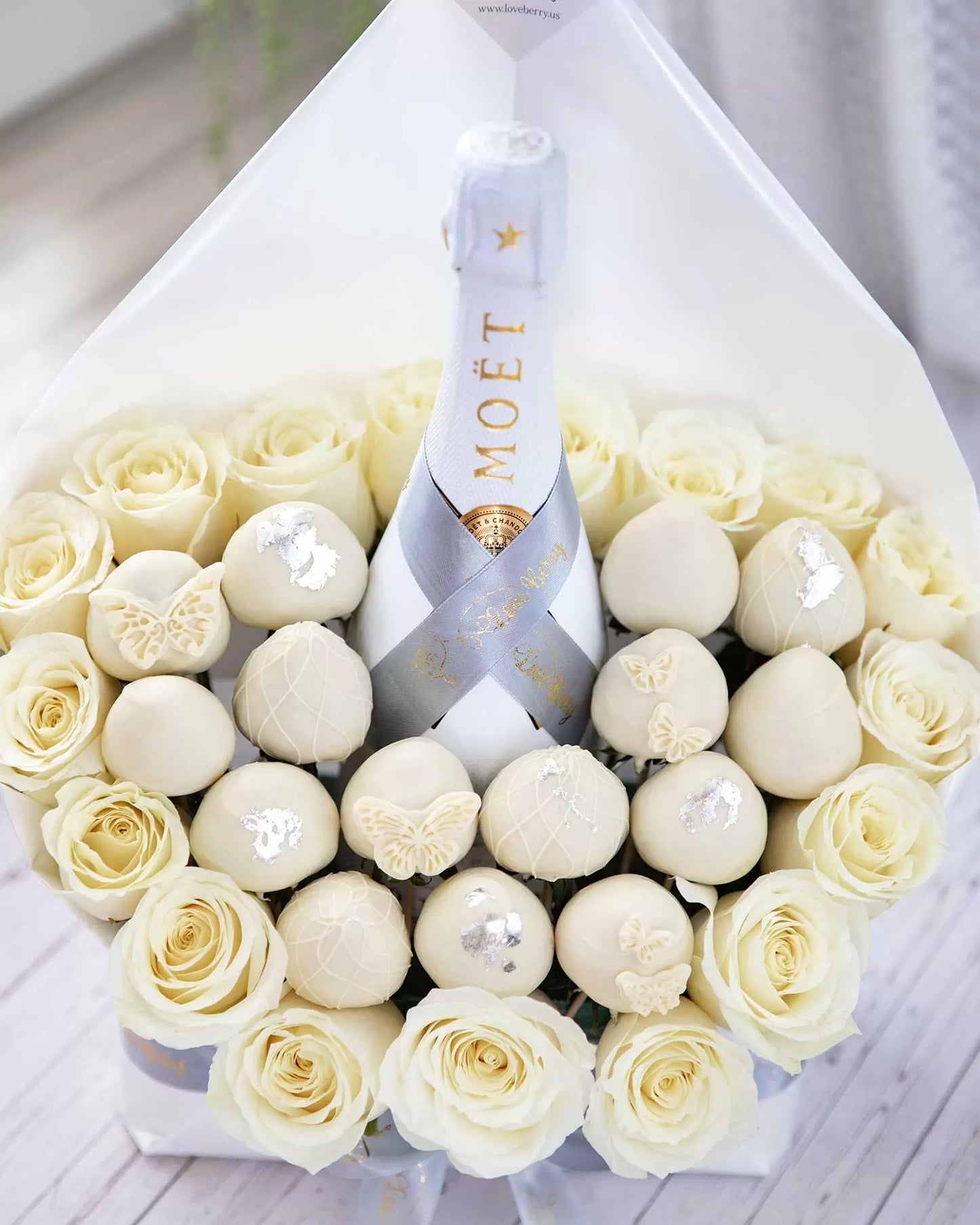 Bouquet con fresas bañadas en chocolate y flores frescas y Moet