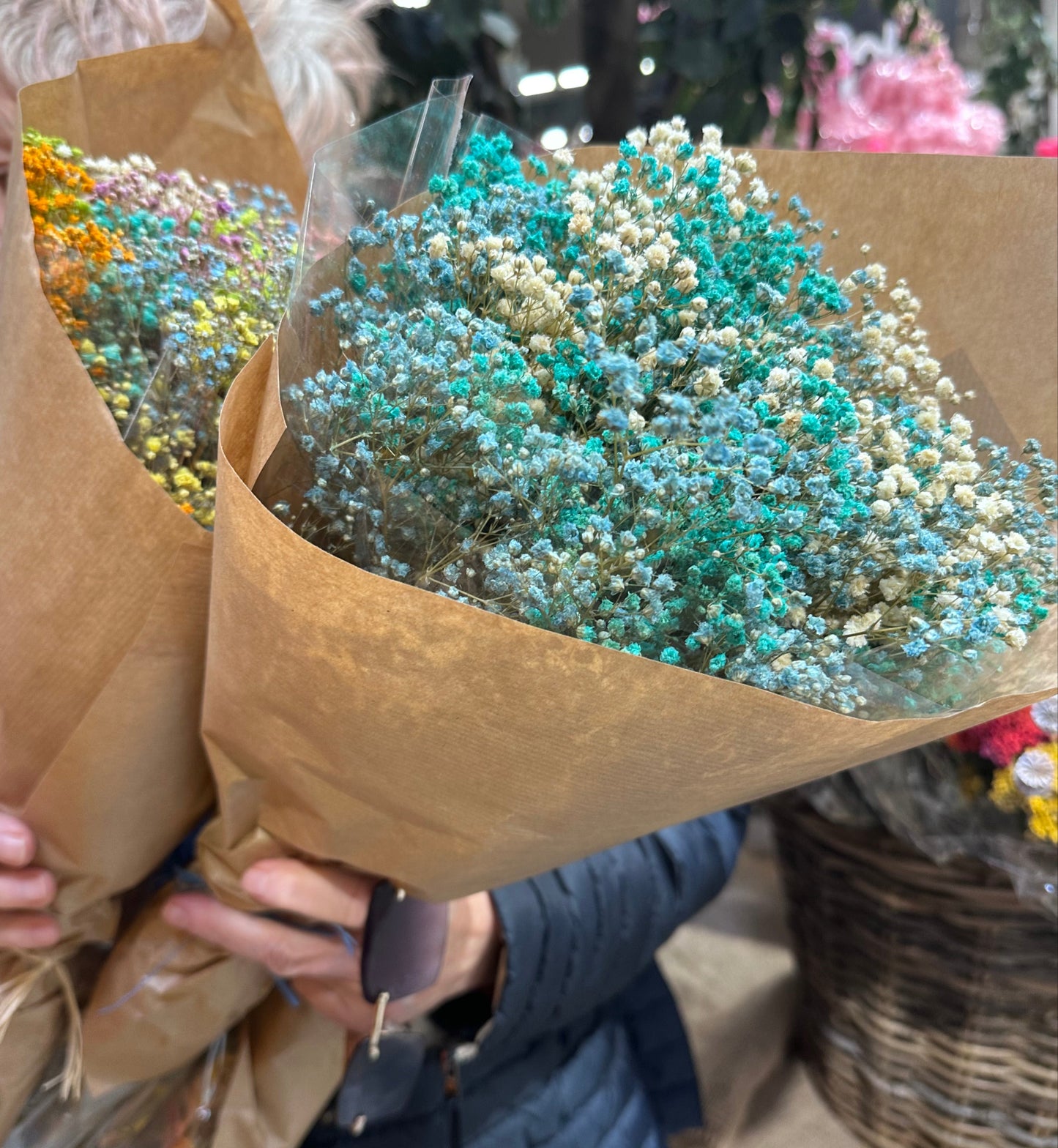 Bouquet de paniculata preservada en tonos turquesa, azul y blanco envuelto en papel kraft
