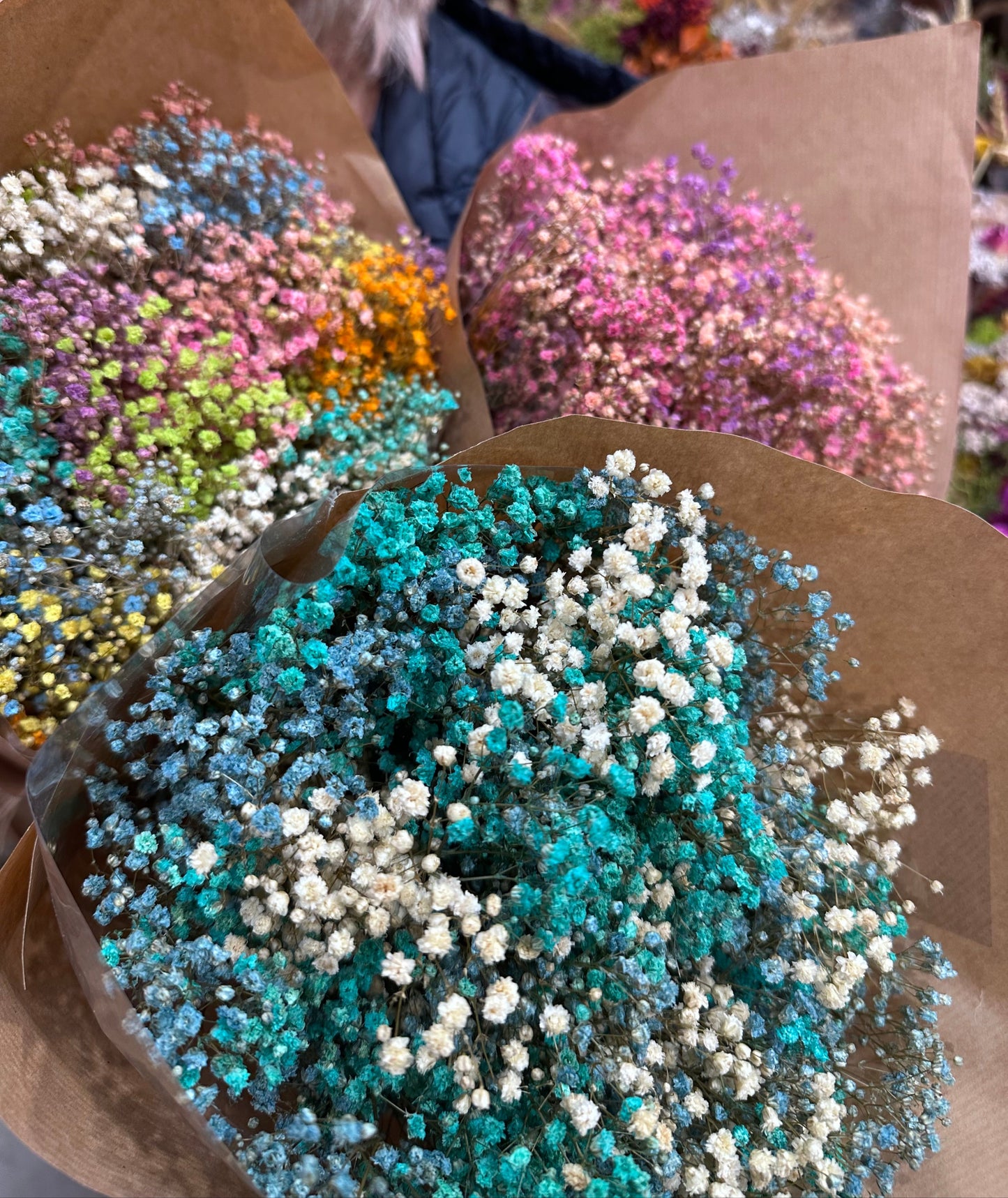 Ramo de paniculata preservada en colores rosa, fucsia, azul, amarillo y verde, estilo vibrante y alegre