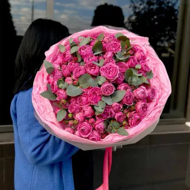 Ramo lujoso de peonías rosas con eucalipto, envuelto en papel rosado / Luxurious fuchsia peony bouquet with eucalyptus wrapped in soft pink paper