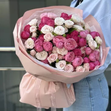 Bouquet de rosas peonía en tonos rosa y blanco, envuelto en papel elegante / Mixed pink and white peony rose bouquet wrapped in elegant paper
