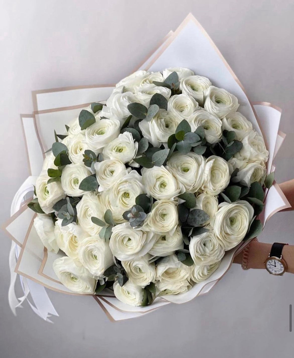 Ramo de flores de ranúnculos blancos listo para entrega en Madrid, perfecto para regalar elegancia y frescura