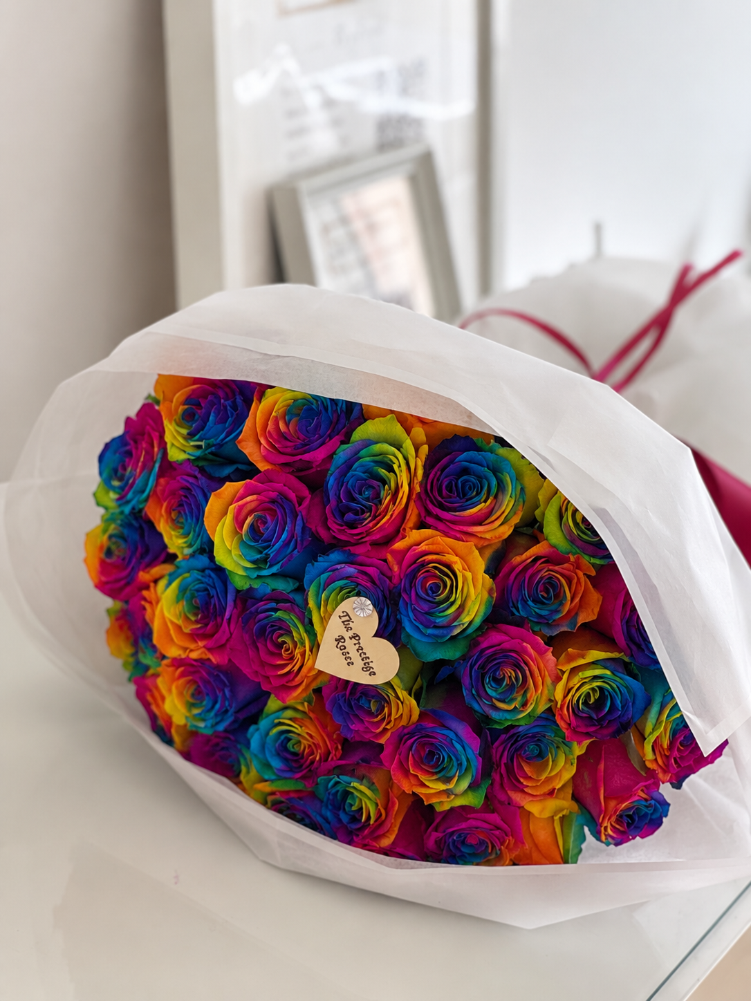 Ramo de rosas arcoíris de lujo con flores frescas y presentación exclusiva en Madrid