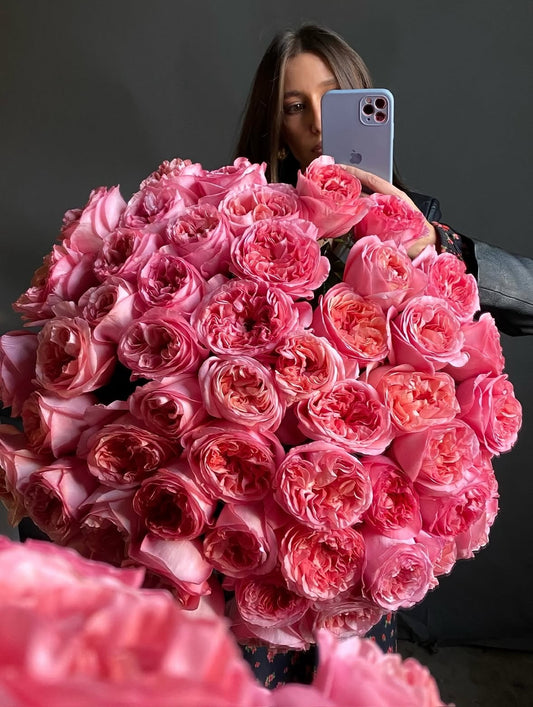 Ramo grande de 50 rosas peonía premium en tonos rosa – lujo floral de The Prestige Roses Madrid. / Luxury bouquet of 50 pink peony roses – elegant floral gift by The Prestige Roses Madrid.