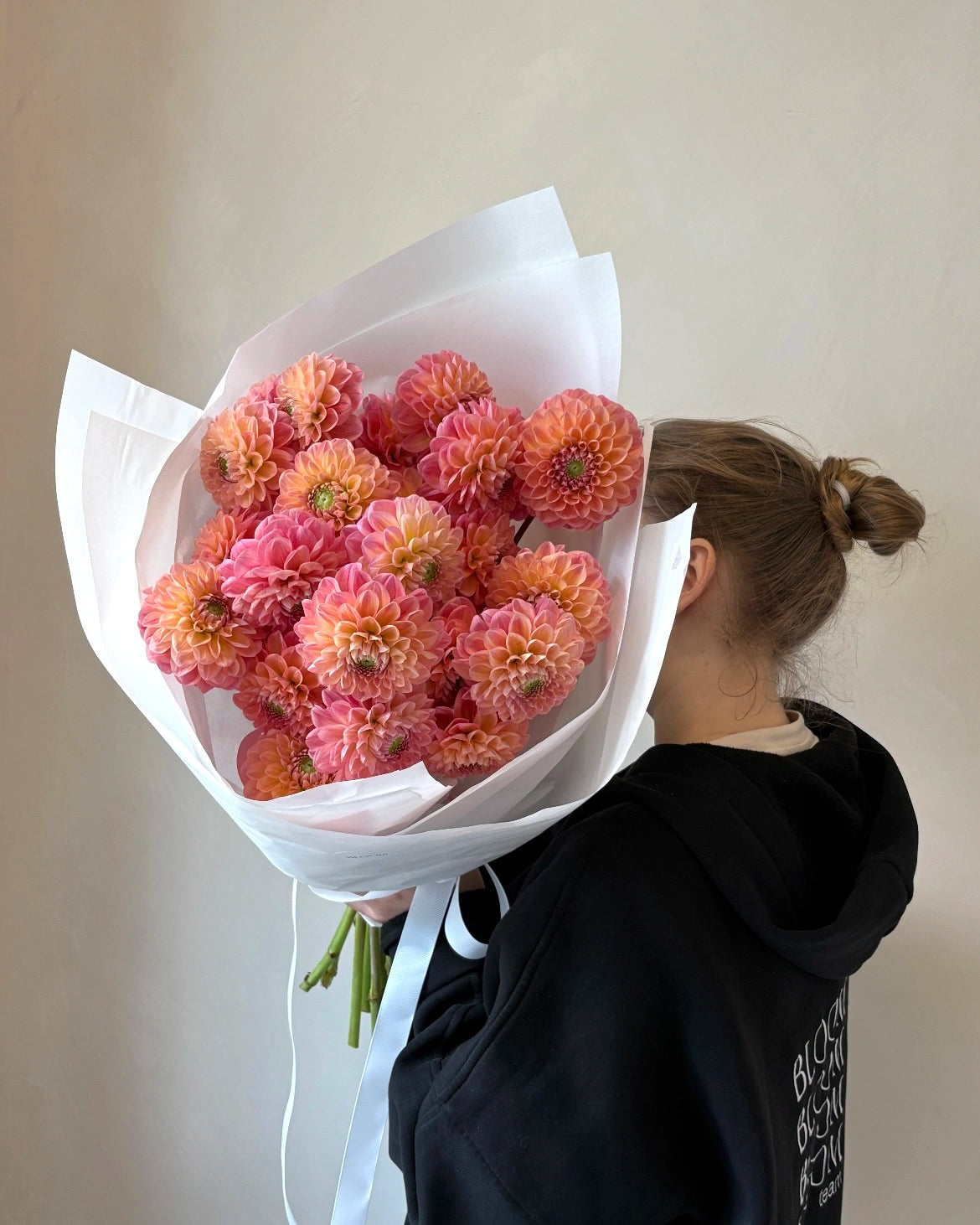 Ramo de dalias en tonos melocotón y rosa pastel, elegante y delicado.