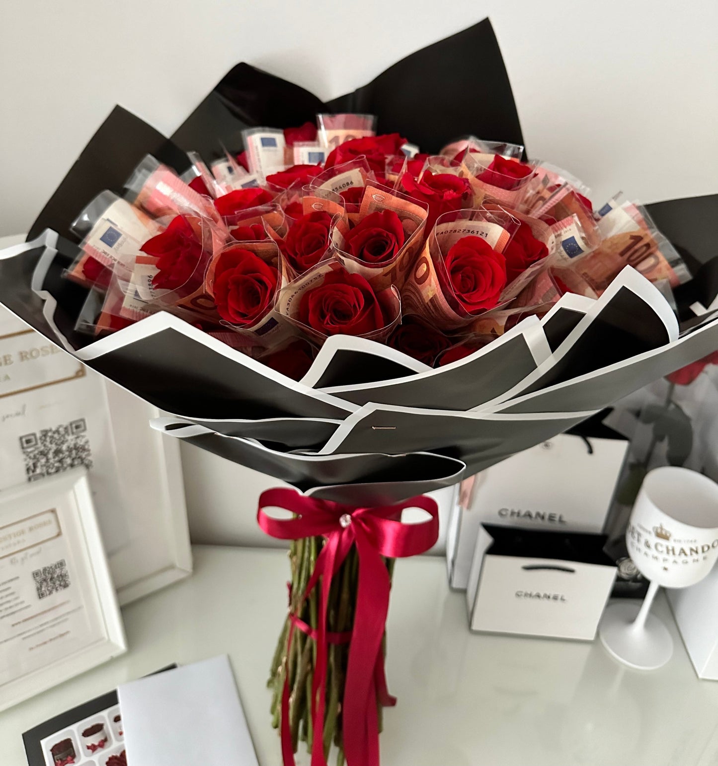 Exclusivo bouquet con rosas frescas y dinero, el regalo perfecto para aniversarios y celebraciones especiales