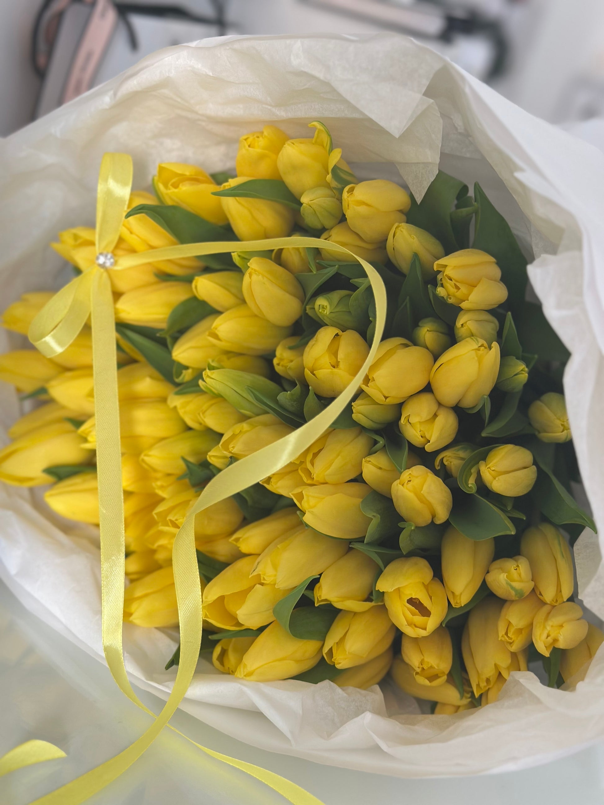 Ramo elegante de tulipanes amarillos ideal para cumpleaños y celebraciones