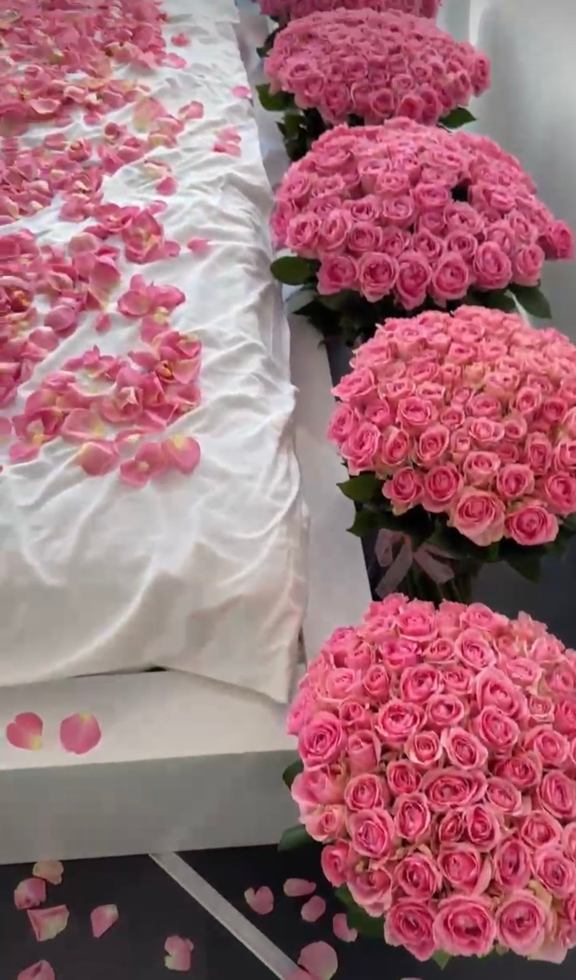 Bouquet premium de 1.000 rosas naturales en colores rojo, rosa, blanco y azul, con pétalos incluidos a domicilio y envío en frio