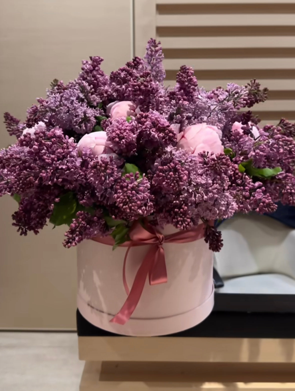 Caja de peonías y lilas frescas con lazo – flores naturales de primavera en Madrid