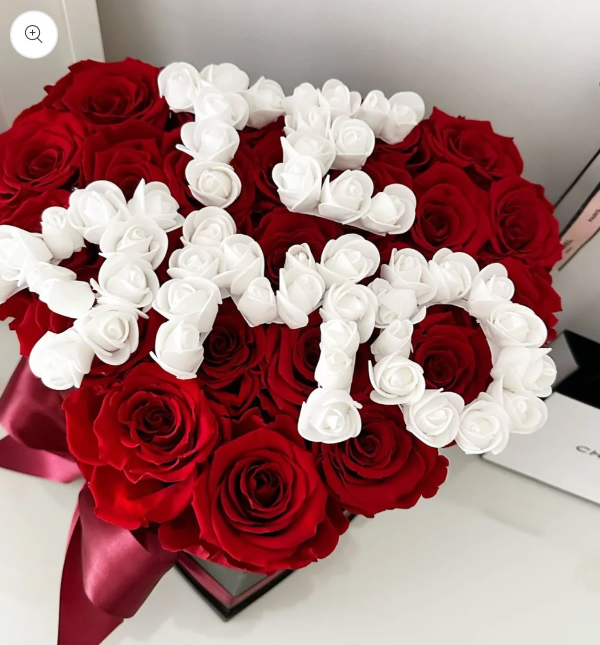 Caja corazón de rosas frescas personalizado con el mensaje TE AMO, ideal para sorprender con un regalo romántico en Madrid.