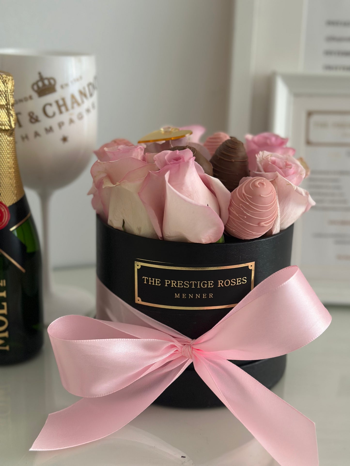 Detalle romántico: rosas, chocolate en caja premium