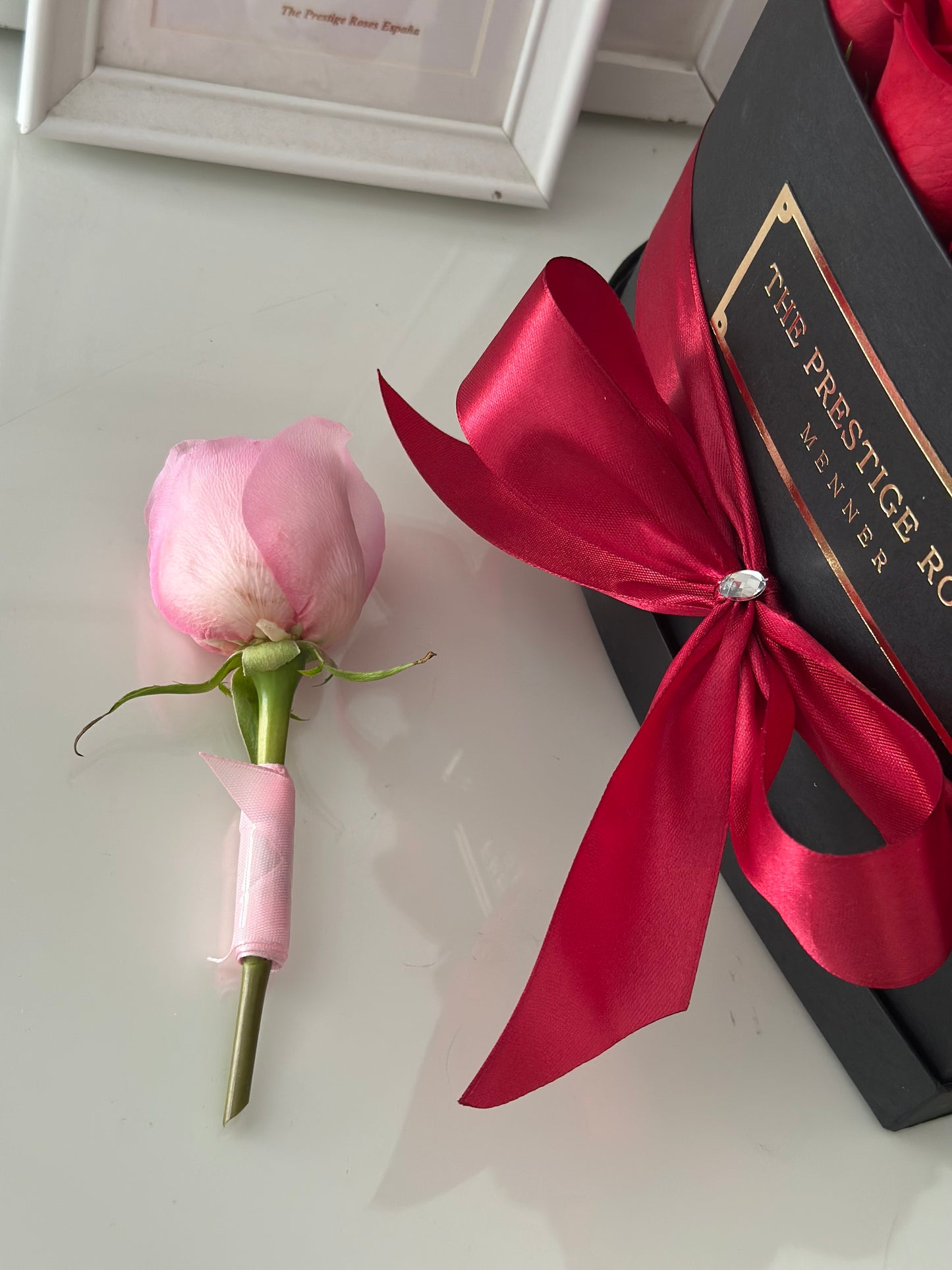 Sorpresa romántica: caja corazón de rosas frescas para entrega a domicilio en Madrid