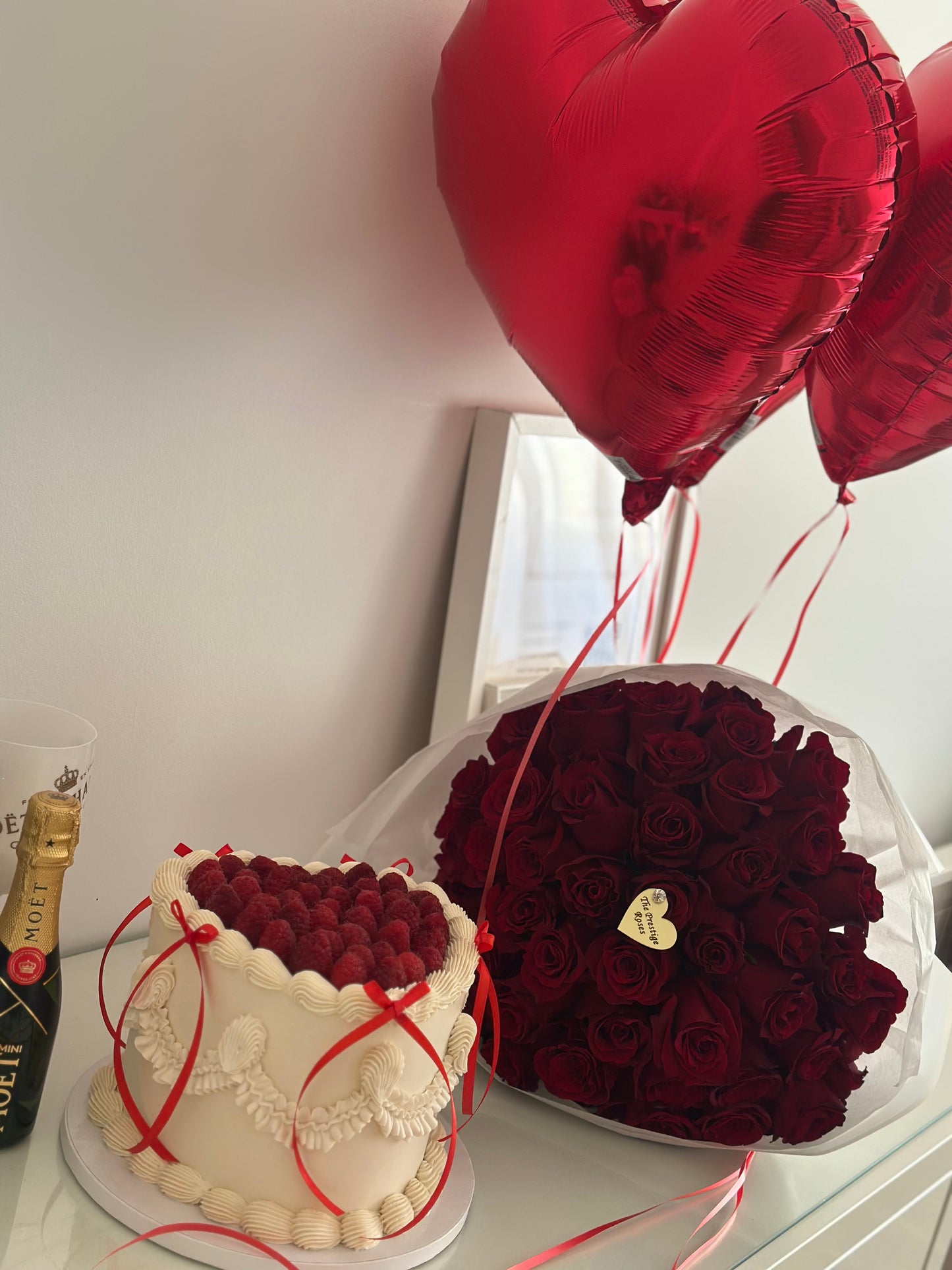 Experiencia de cumpleaños con rosas frescas, tarta artesanal y globos corazón en Madrid