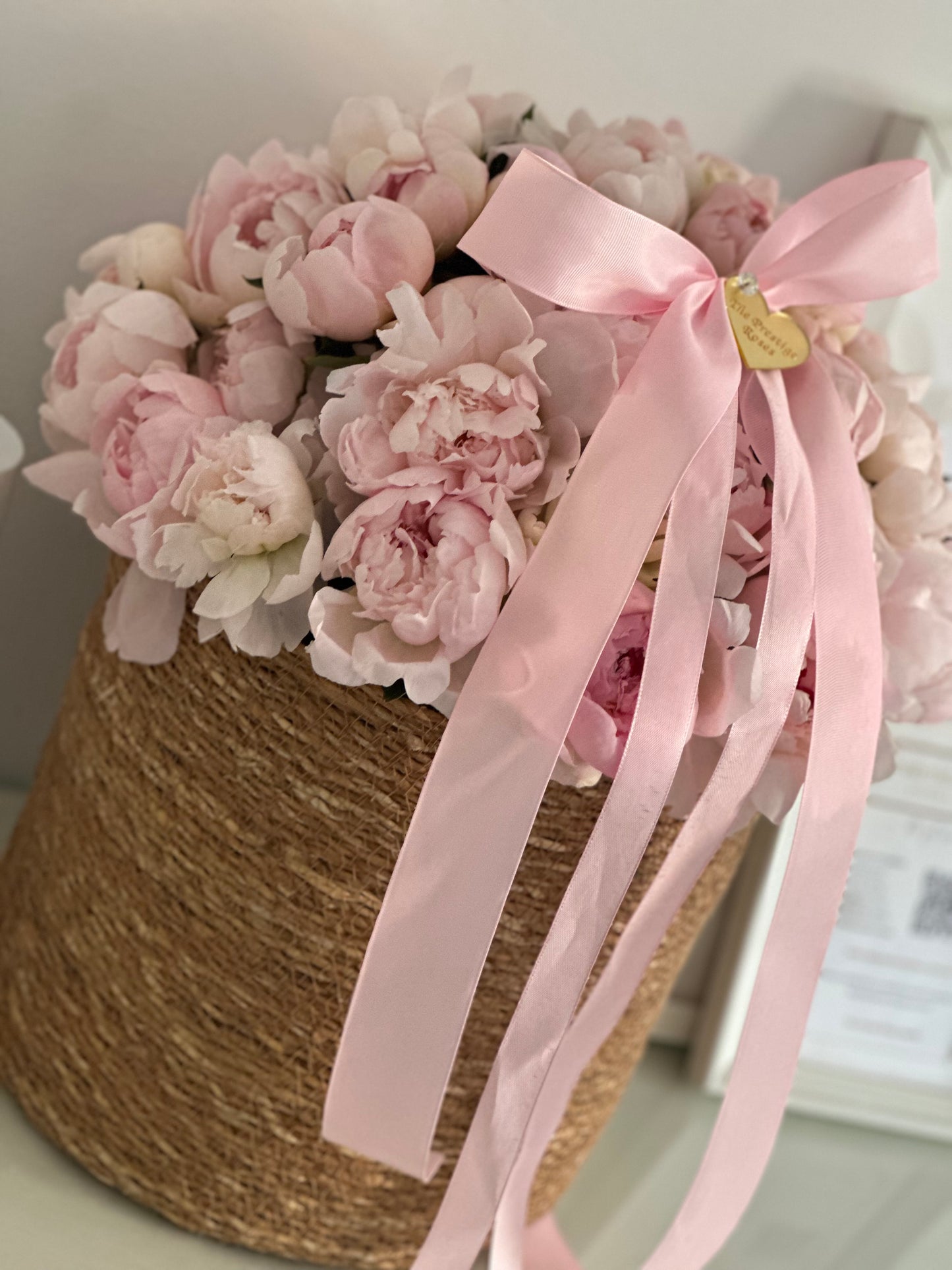 arreglo floral con peonias rosas y orquideas blancas en cesta natural elegante madrid